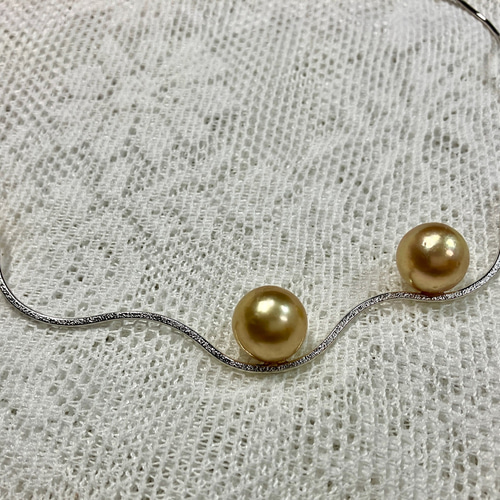 ウェーブの輪っかネックレス ゴールド南洋真珠3個付き ネックレス