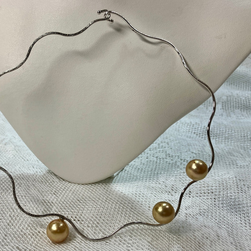 ウェーブの輪っかネックレス ゴールド南洋真珠3個付き ネックレス