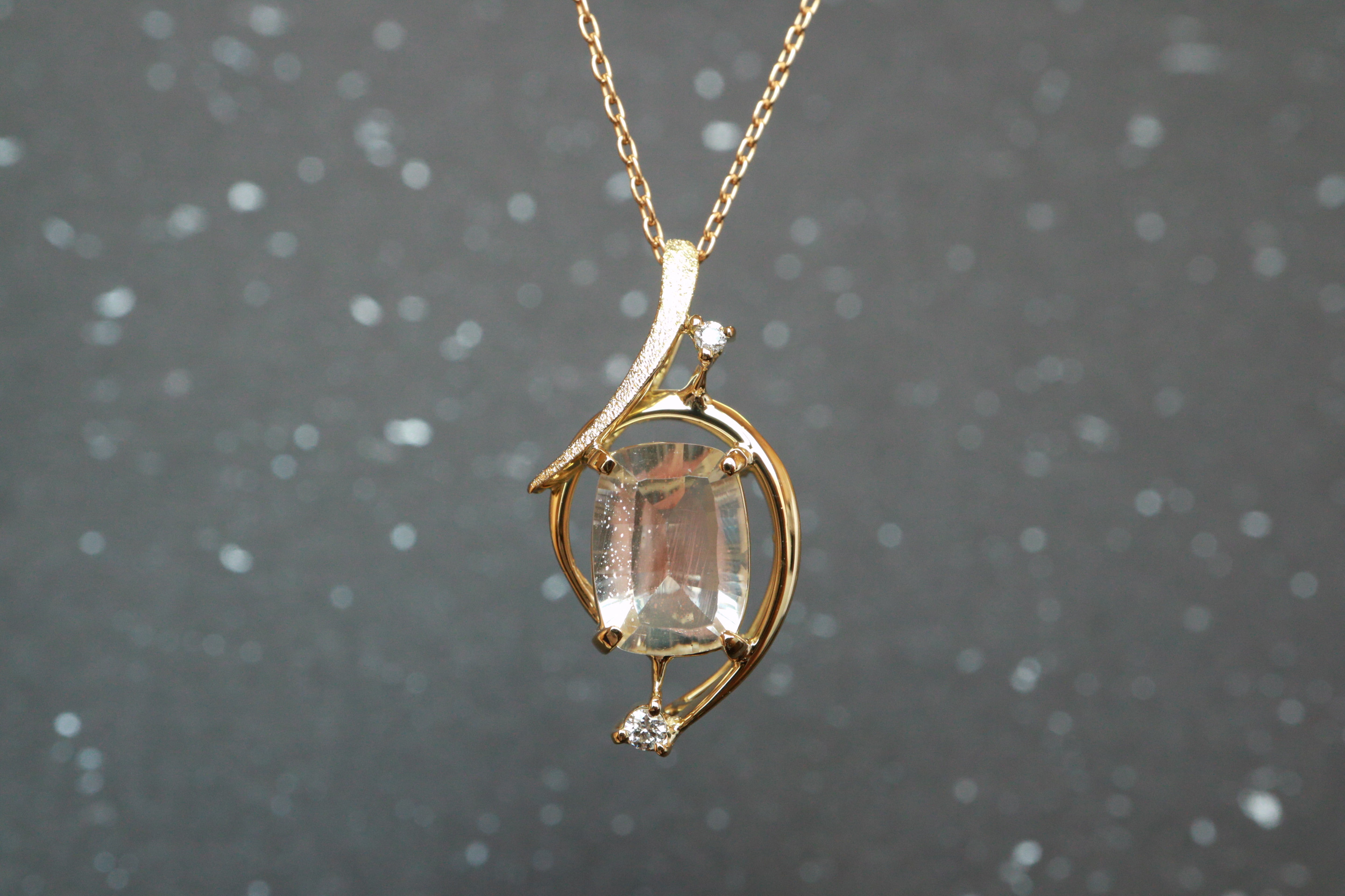 オレゴンサンストーン　クッションカット　シンプルスターダスト梨地　森羅スタンダードペンダントトップ１８金イエローゴールド