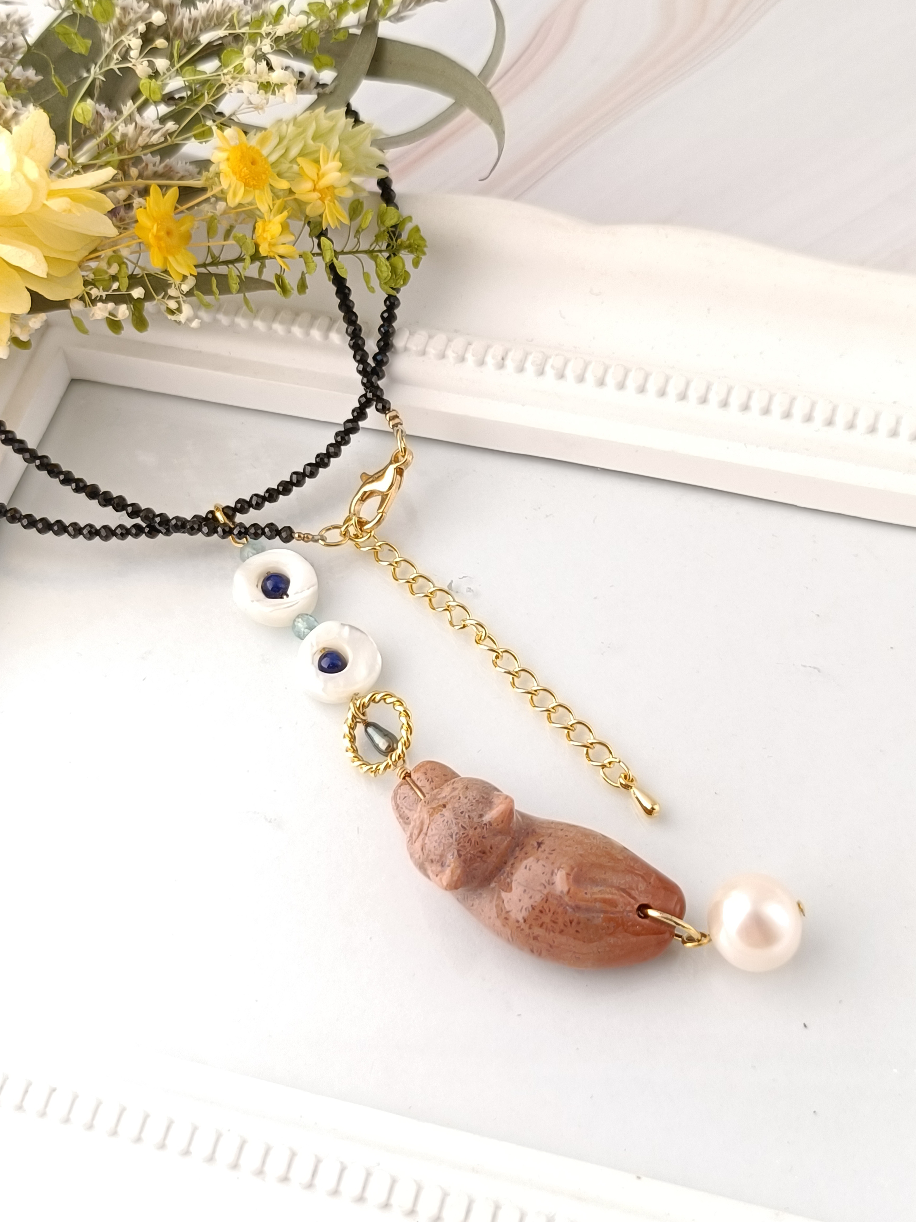 【限定】フォッシルコーラル　猫　淡水パール　ブラックスピネル ネックレス