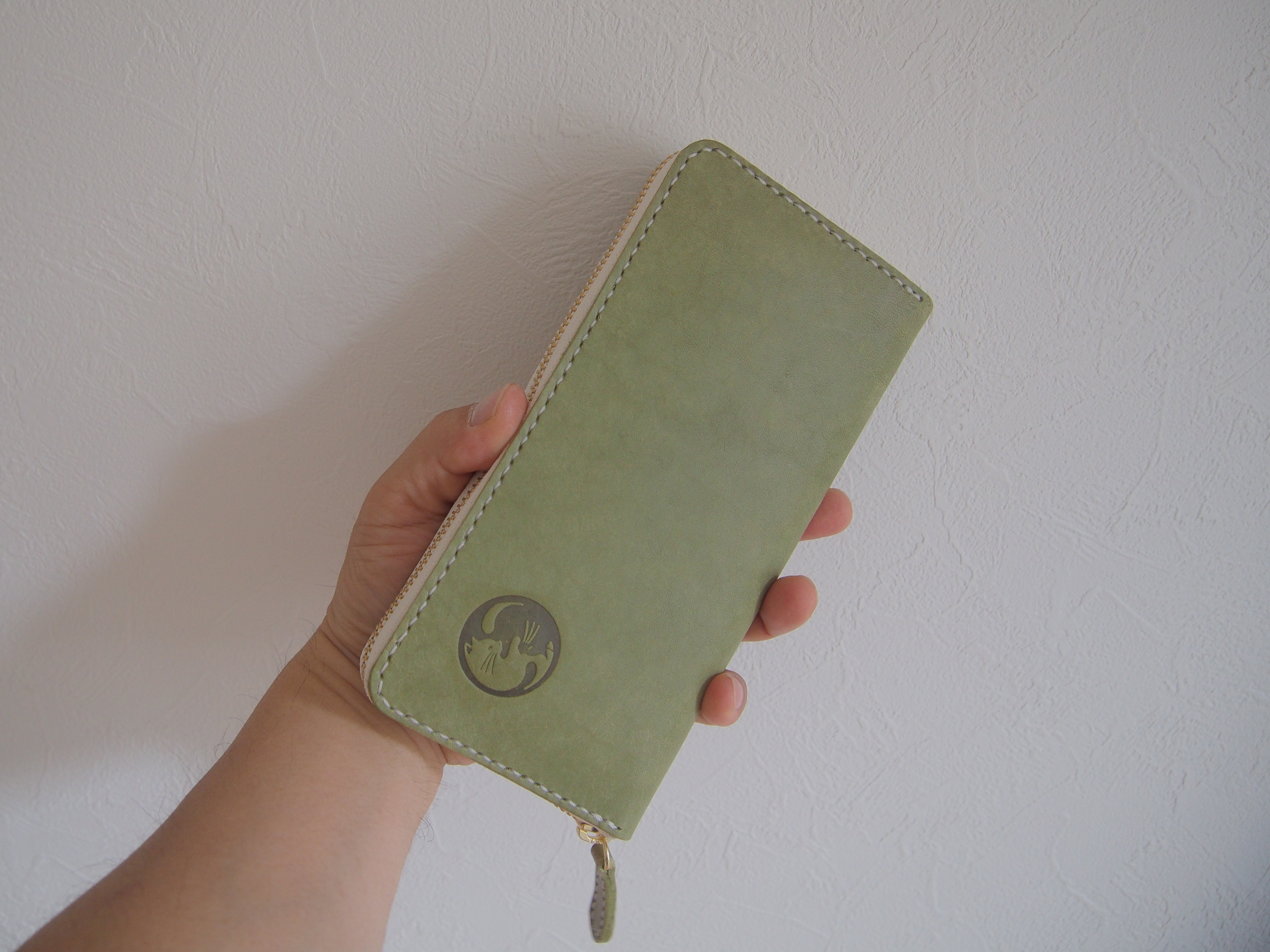 ラウンドファスナー長財布　通帳も入る大容量　眠り猫　猫　陽陰　肉球　イタリアンレザー　オリーブ色