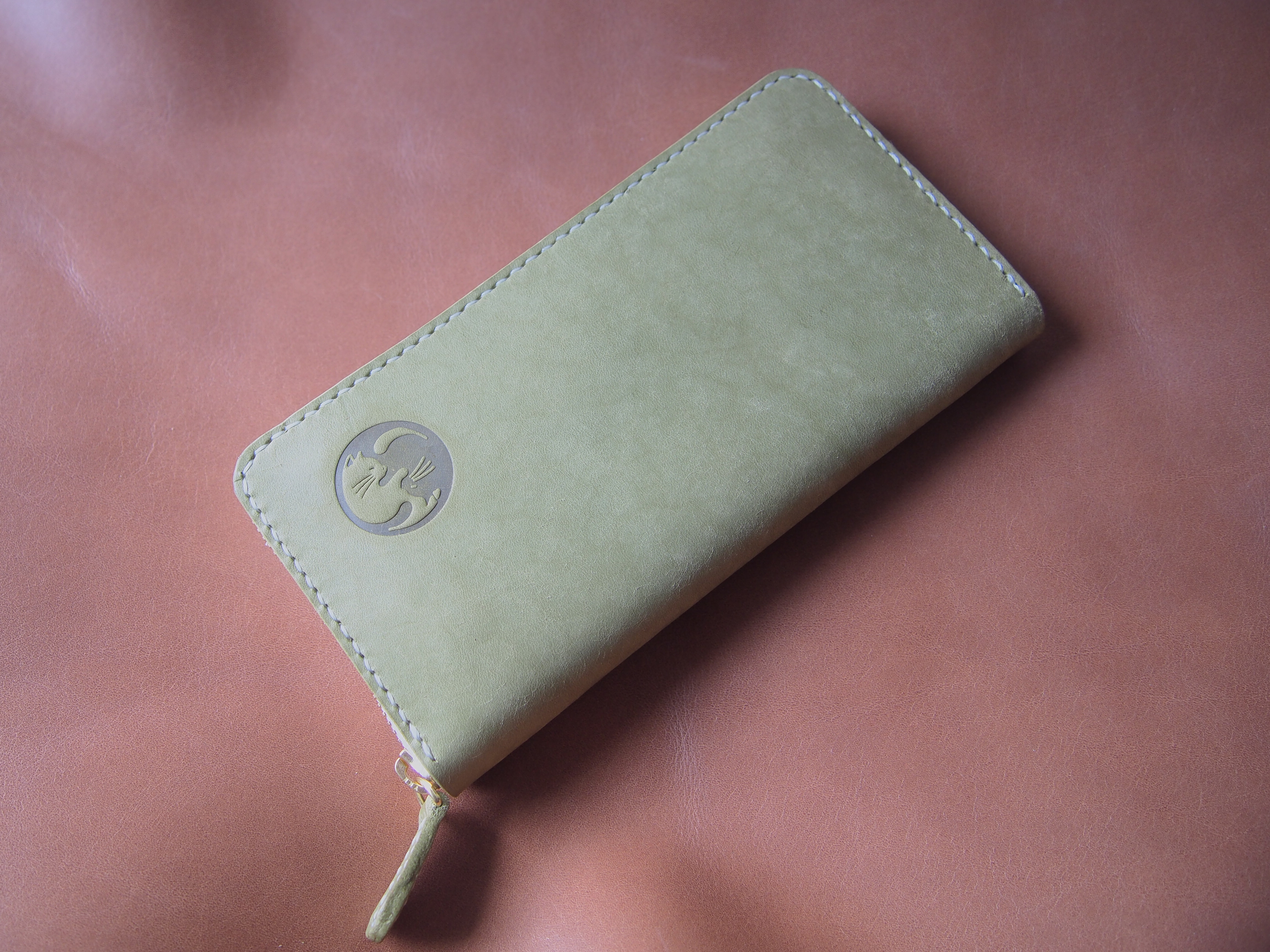 ラウンドファスナー長財布　通帳も入る大容量　眠り猫　猫　陽陰　肉球　イタリアンレザー　オリーブ色