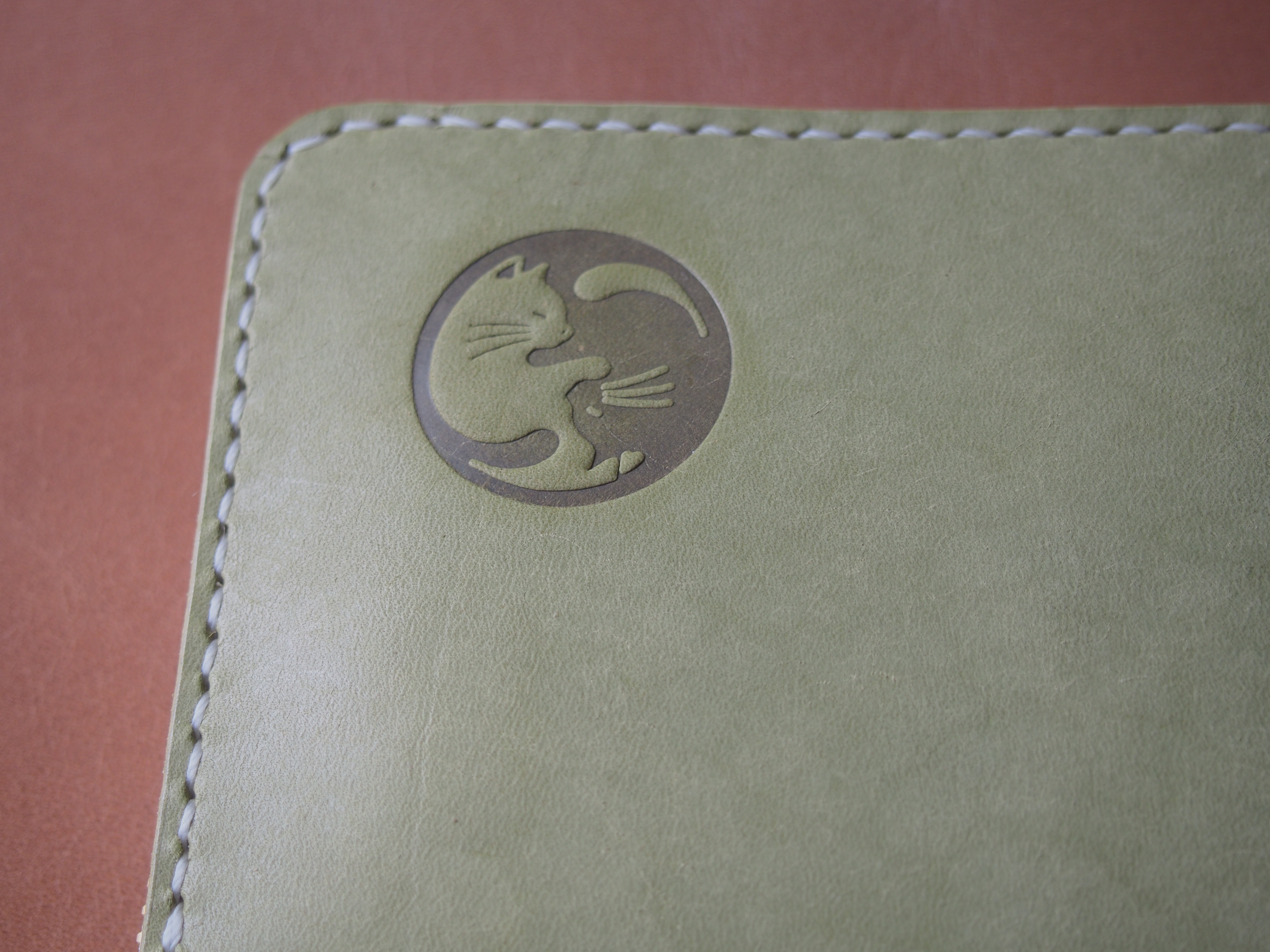 ラウンドファスナー長財布　通帳も入る大容量　眠り猫　猫　陽陰　肉球　イタリアンレザー　オリーブ色