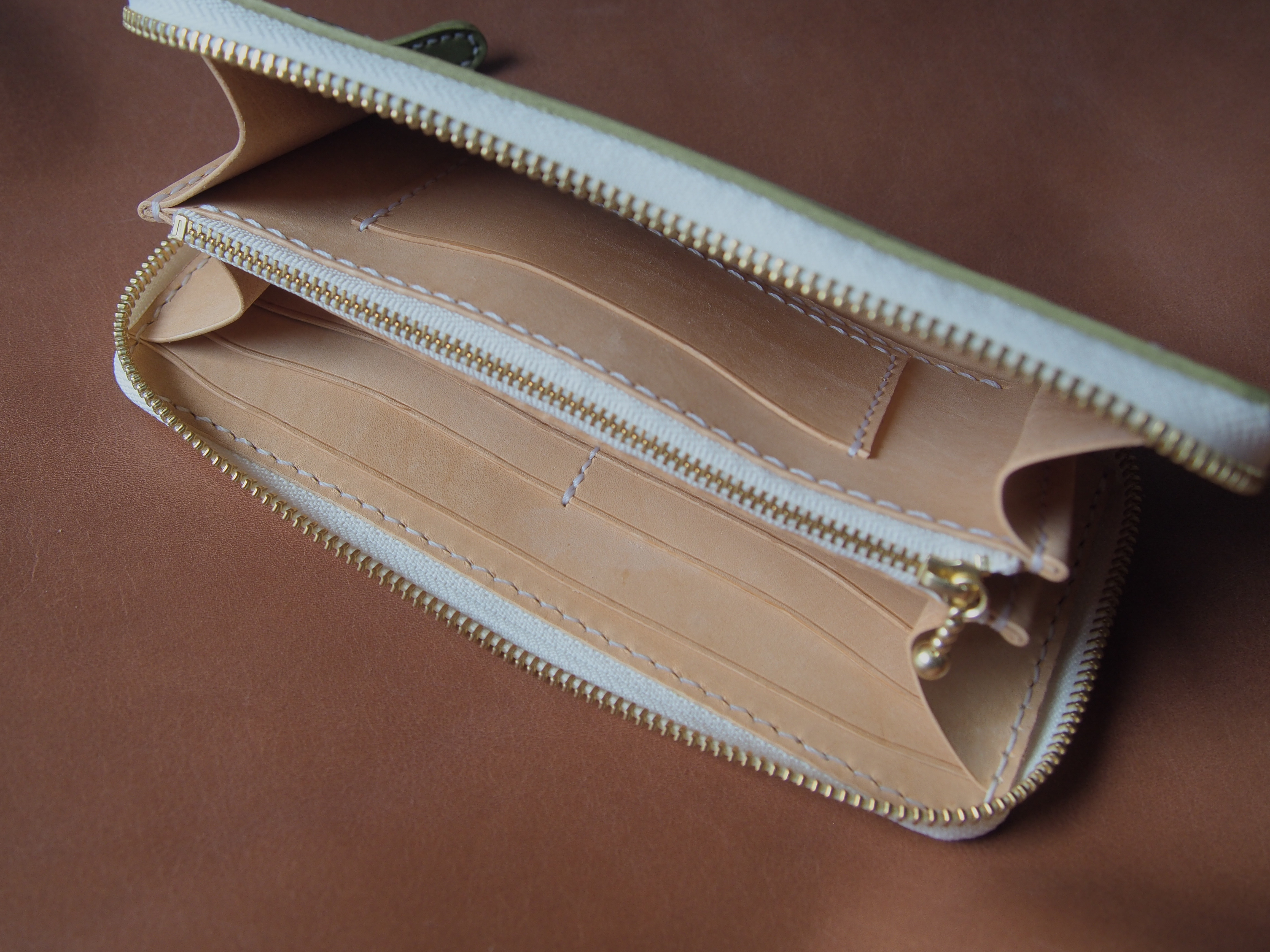 ラウンドファスナー長財布　通帳も入る大容量　眠り猫　猫　陽陰　肉球　イタリアンレザー　オリーブ色