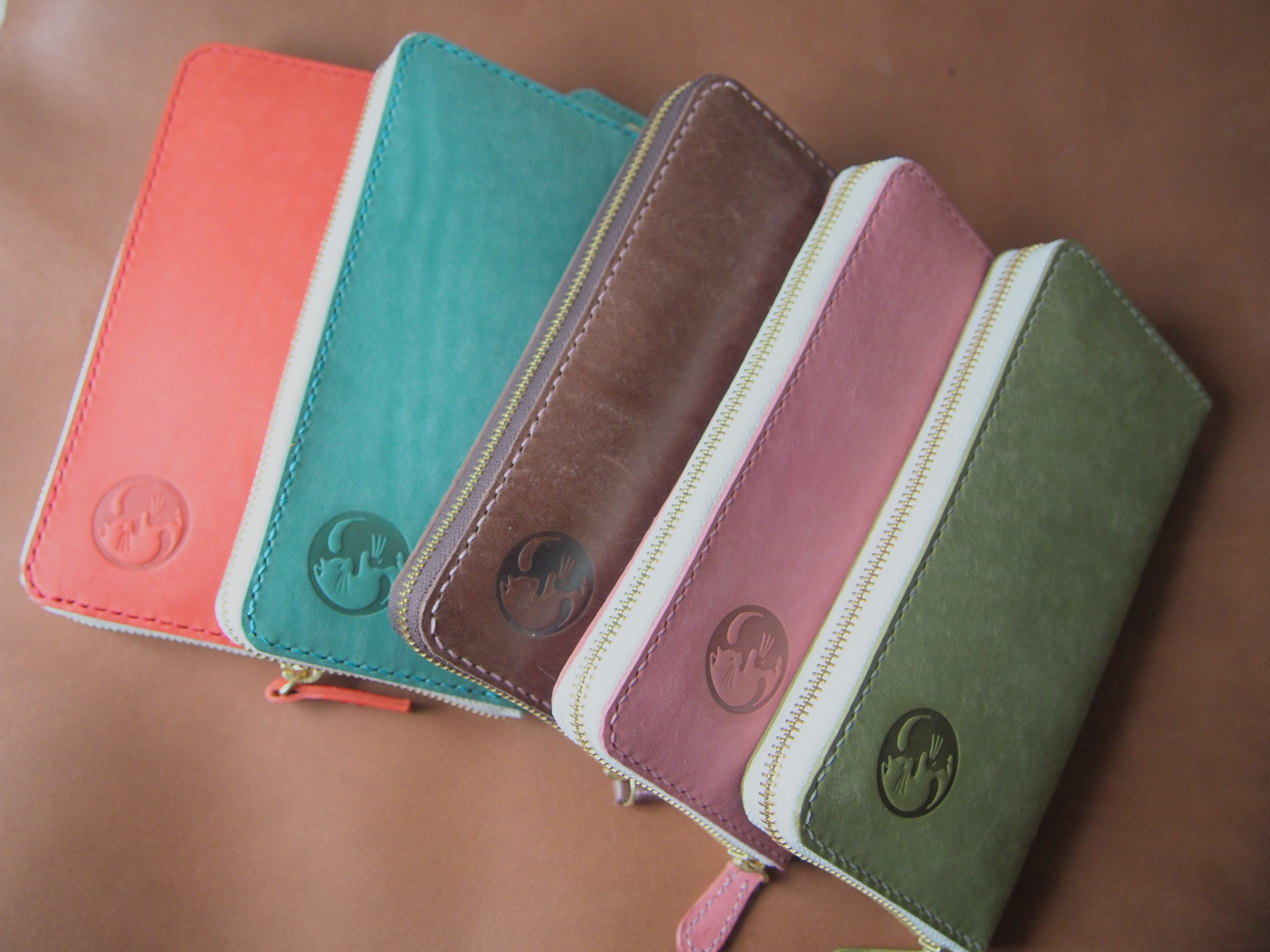 ラウンドファスナー長財布　通帳も入る大容量　眠り猫　猫　陽陰　肉球　イタリアンレザー　オリーブ色