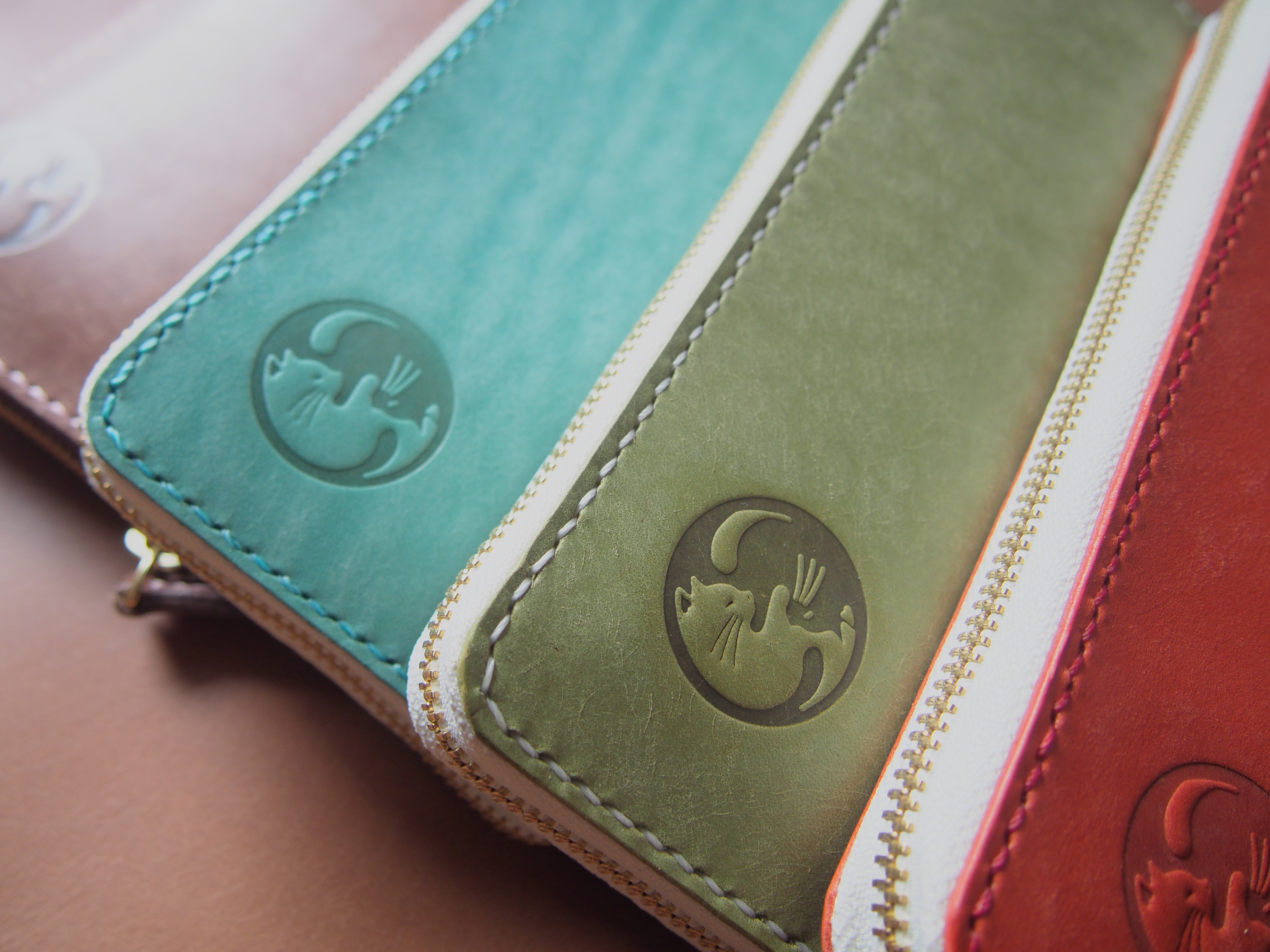 ラウンドファスナー長財布　通帳も入る大容量　眠り猫　猫　陽陰　肉球　イタリアンレザー　オリーブ色