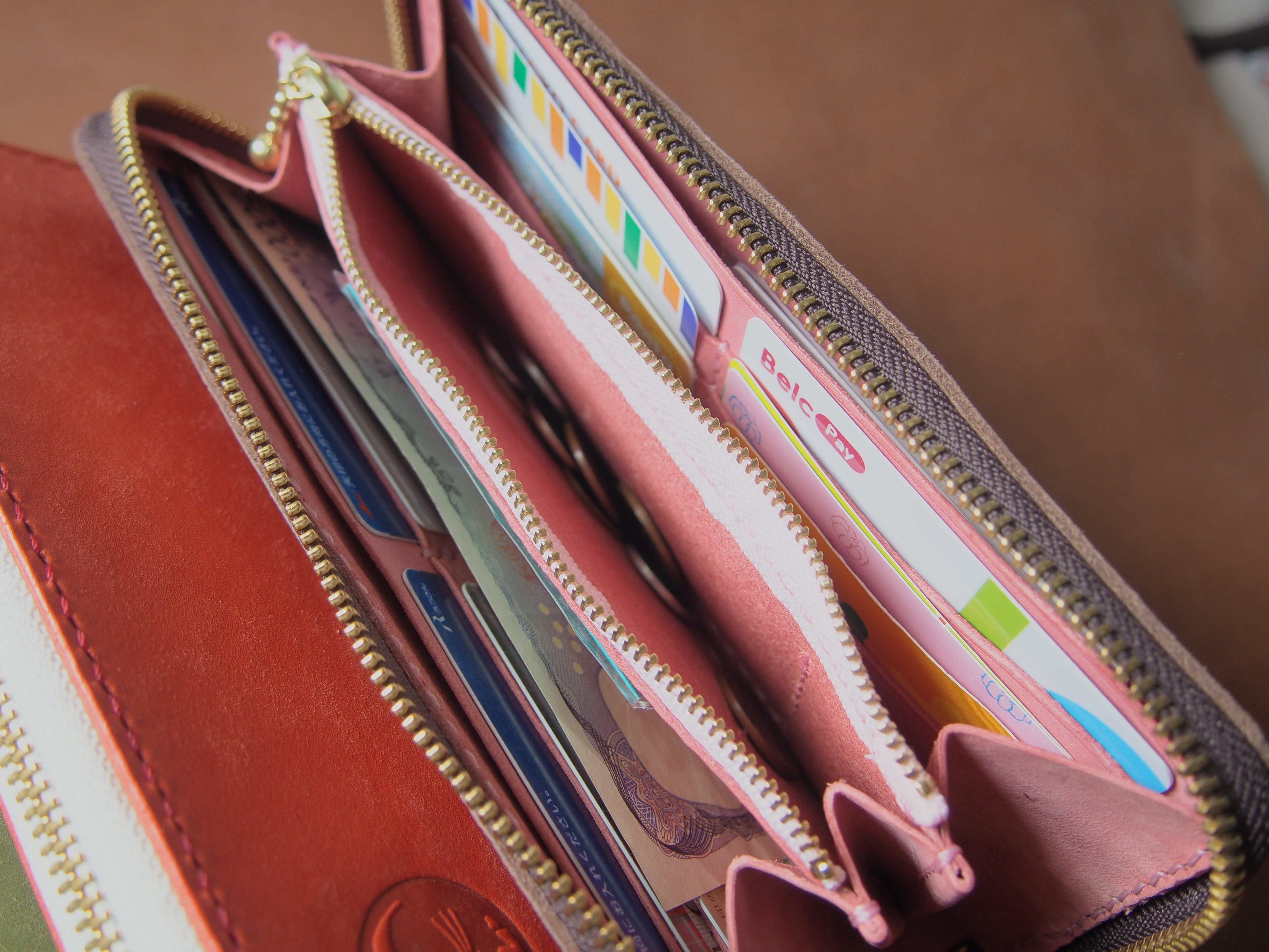 ラウンドファスナー長財布　通帳も入る大容量　眠り猫　猫　陽陰　肉球　イタリアンレザー　オリーブ色