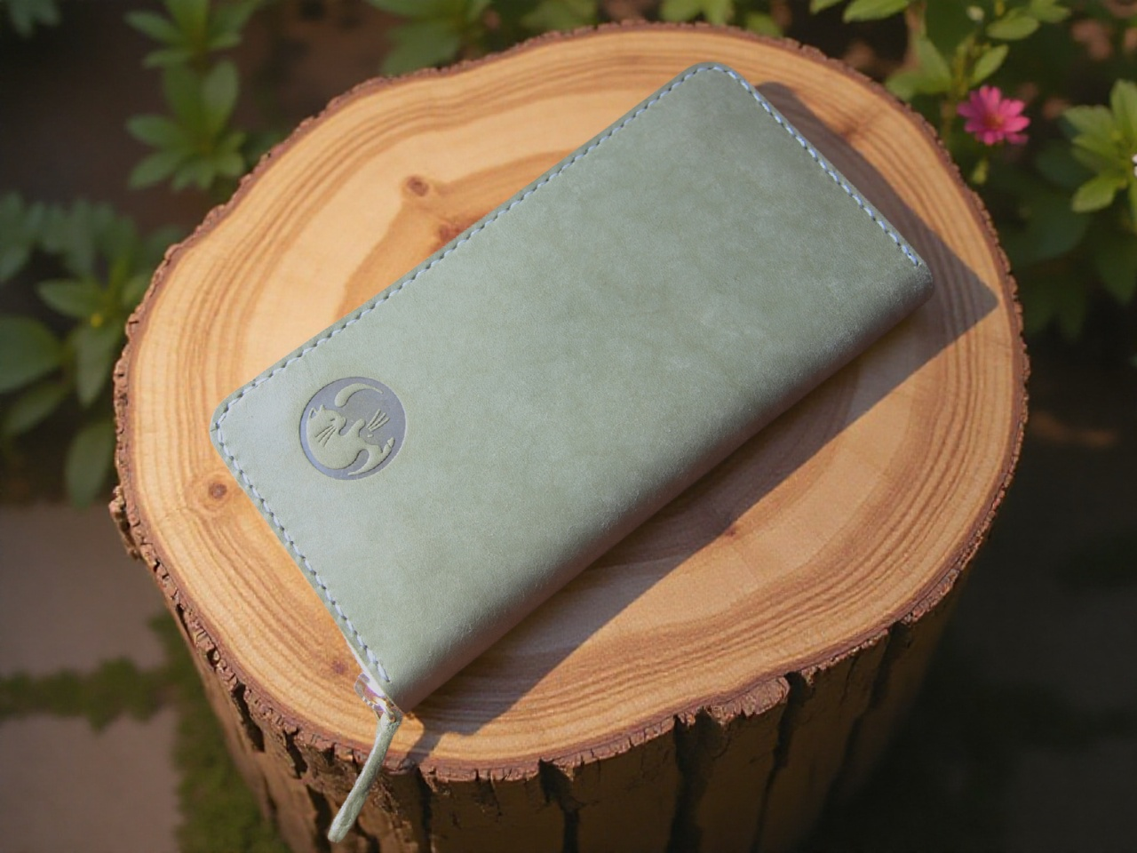 ラウンドファスナー長財布　通帳も入る大容量　眠り猫　猫　陽陰　肉球　イタリアンレザー　オリーブ色