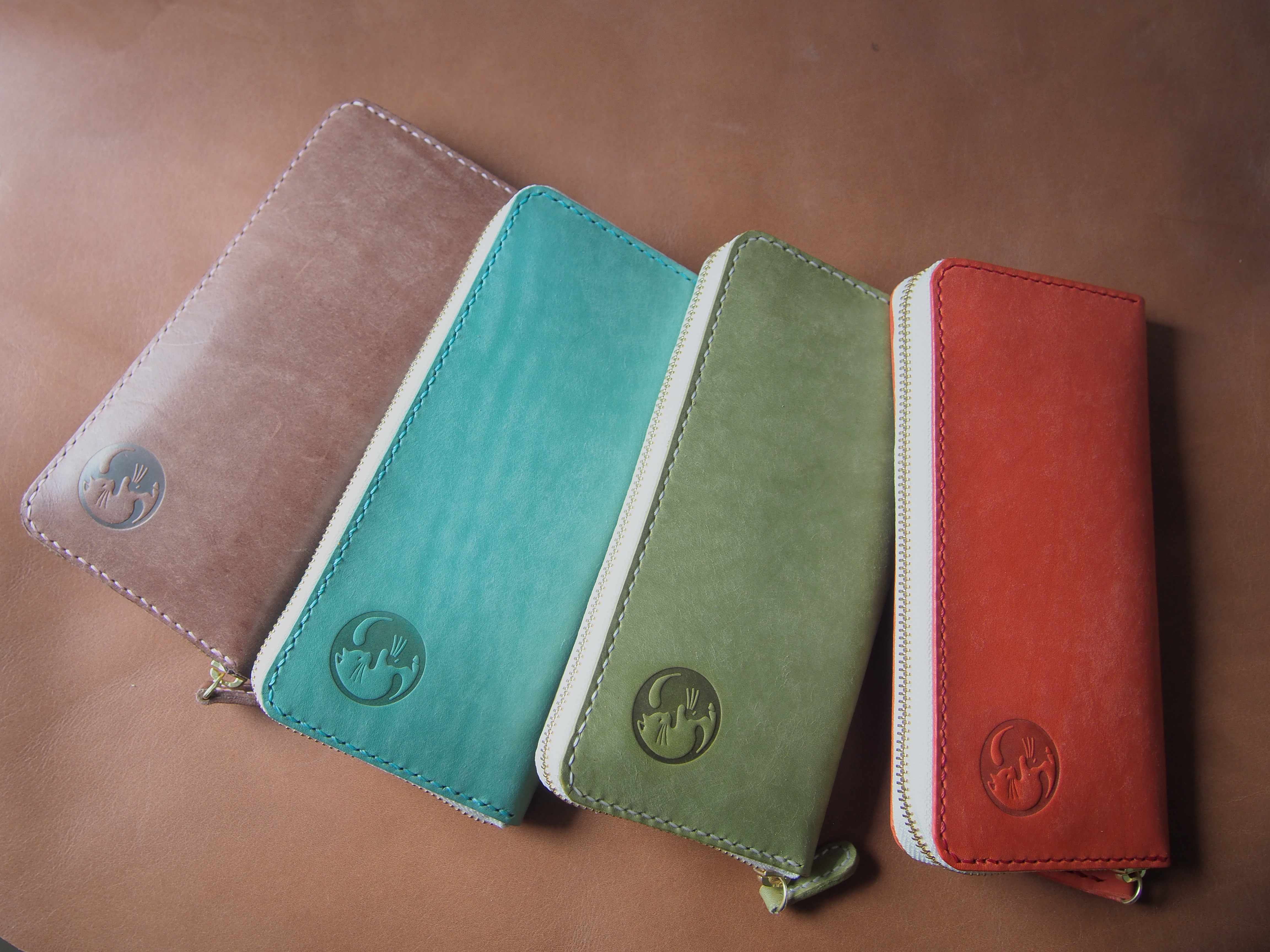 ラウンドファスナー長財布　通帳も入る大容量　眠り猫　猫　陽陰　肉球　イタリアンレザー　オリーブ色