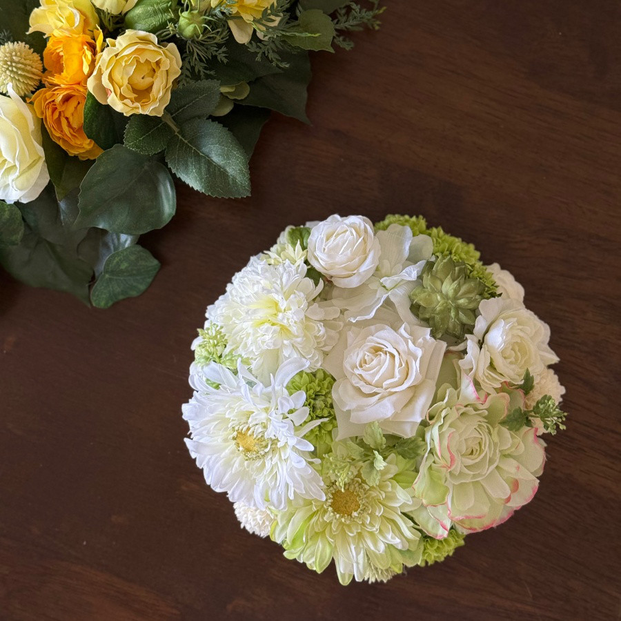 新生活にも【ガーベラ／ラナンキュラス】白とグリーンの丸いフラワーボード｜ アーティフィシャルフラワーの壁掛けアレンジ