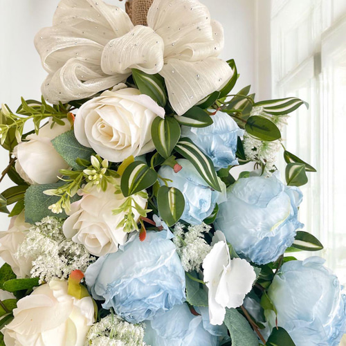 ブルーローズとホワイトローズの優雅なスワッグ〜爽やかな朝に包まれるアレンジメント ブルーローズとホワイトローズの優雅なスワッグ〜爽やかな朝に