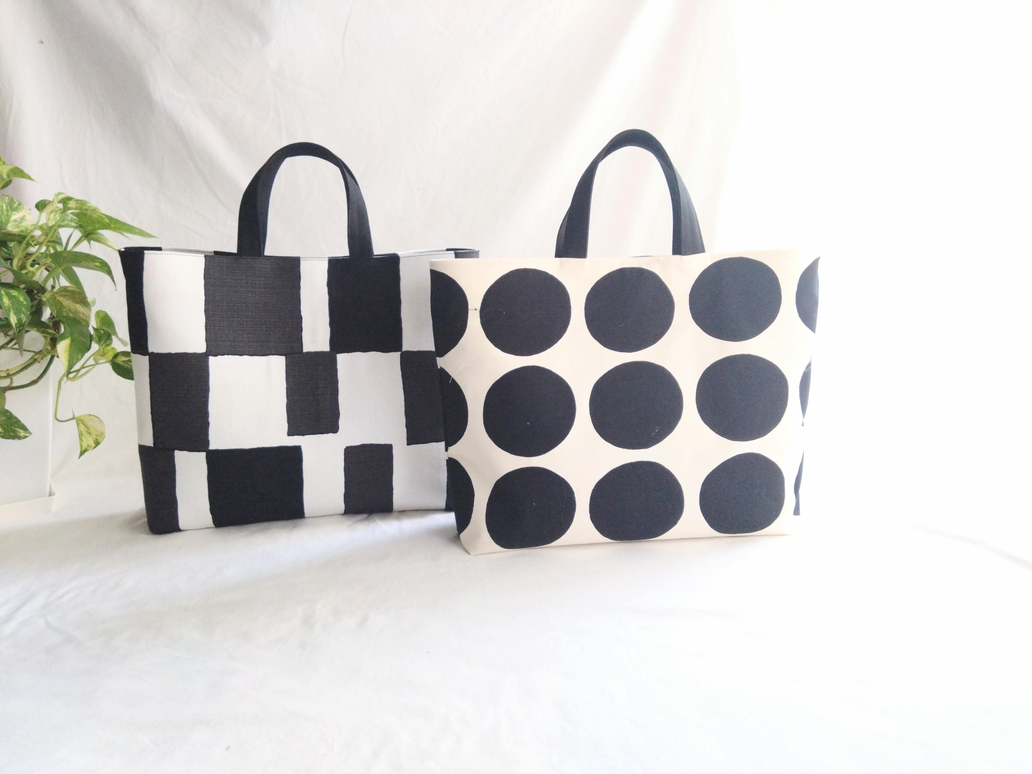 A4対応ポケットにこだわったモノトーンモダントートバッグ