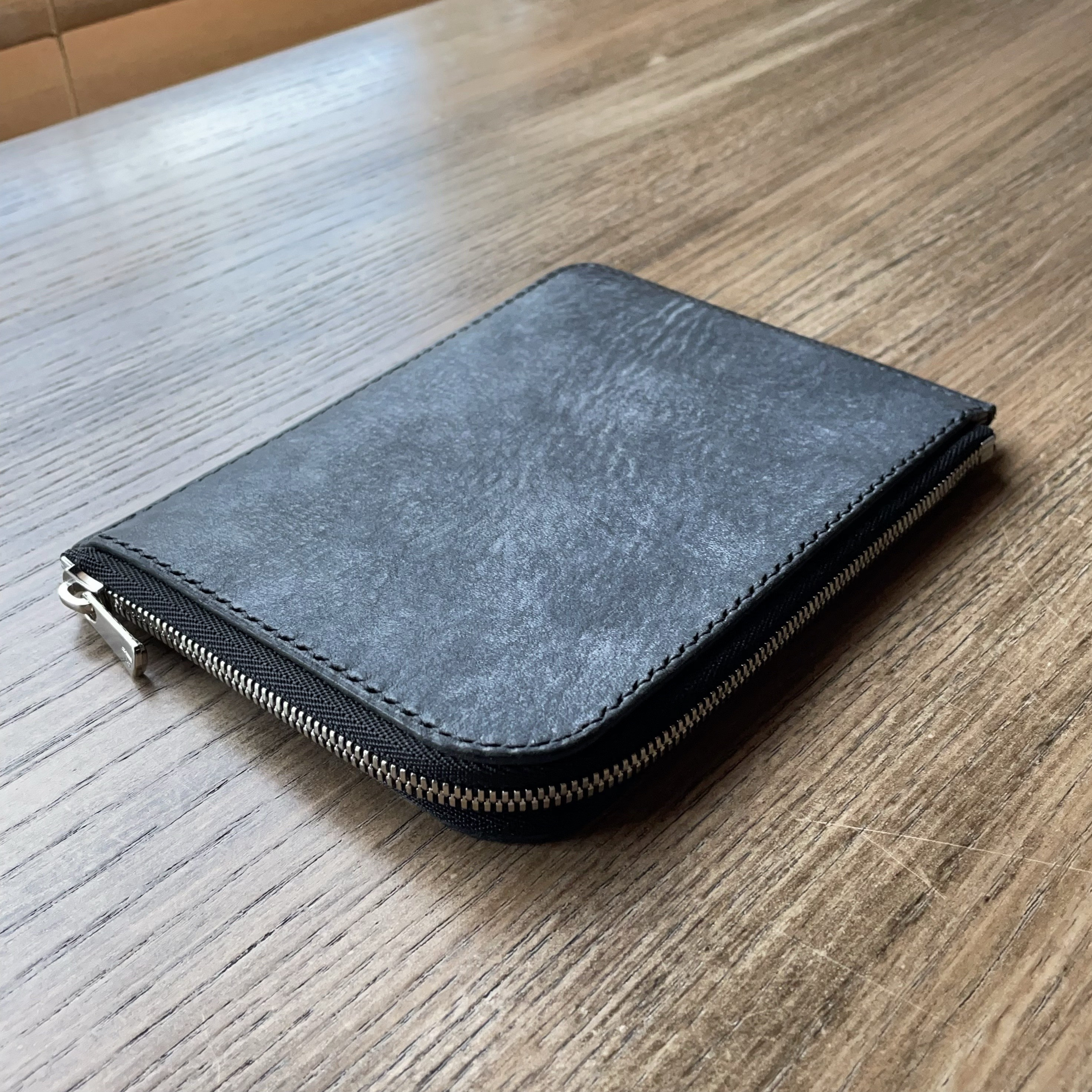 《L字ファスナー型》レザーパスポートケース（ブラック）