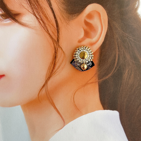 ビーズ刺繍ピアス/ゴールド/インド刺繍リボン/個性的/カジュアル/ビーズピアス イヤリング 2枚目の画像