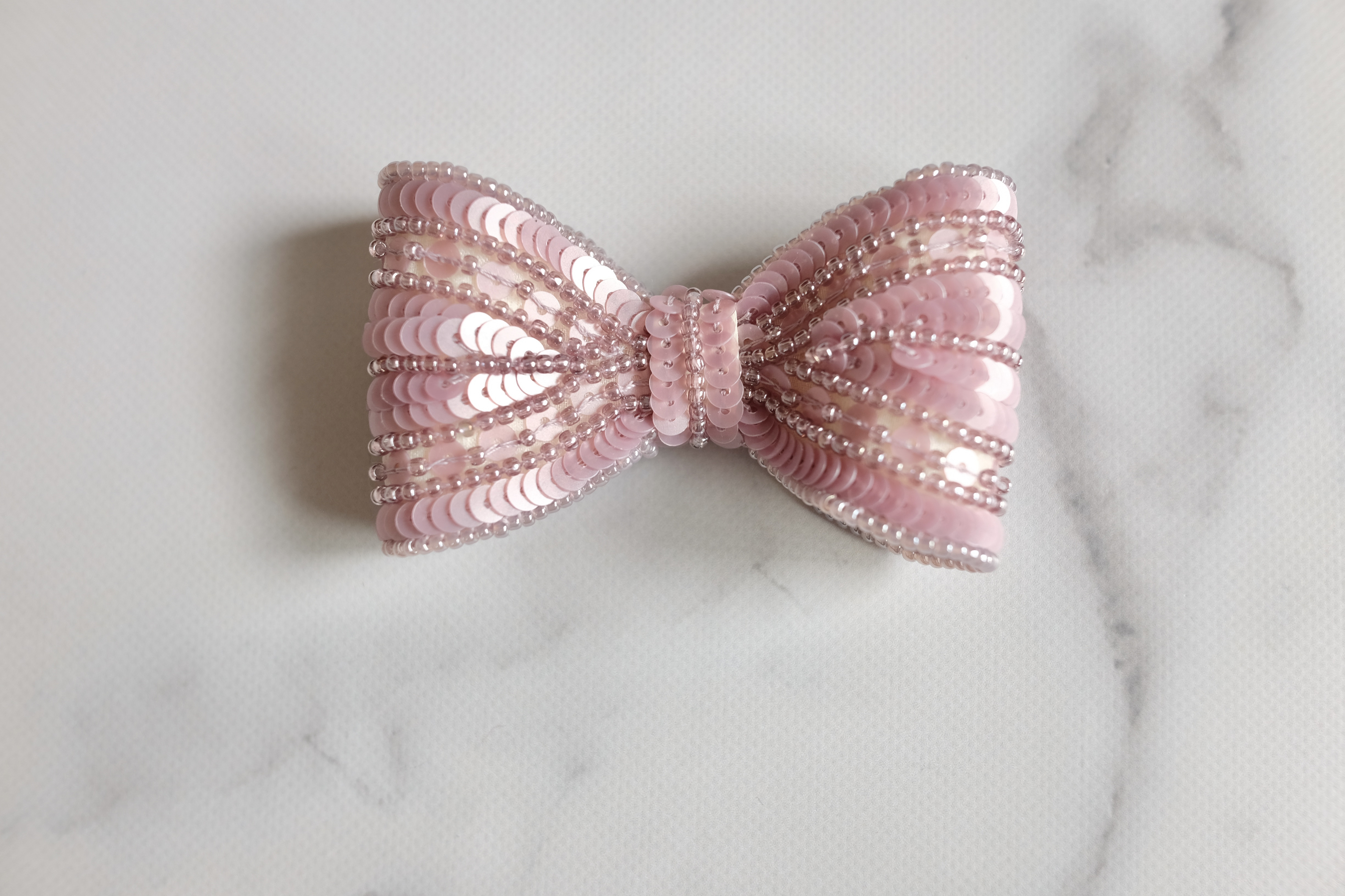 大人のビーズ刺繍リボンブローチ　モーヴカラー 4,698円