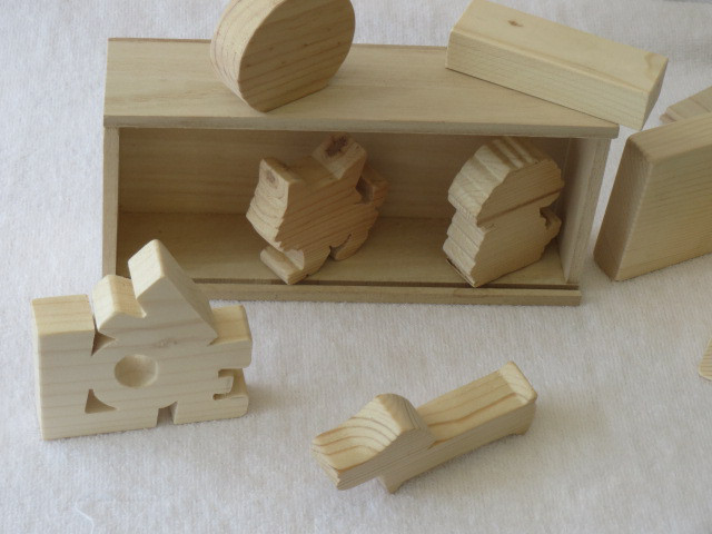 木のワンちゃん積み木たちと箱（配送料金、無料）