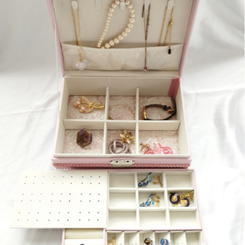 新しい生活様式の、化粧ポーチ。」﻿ ﻿ 出先でちょっとマスクを外すとき。﻿ お手洗いで化粧直しするとき。﻿  身に着けていたマスクのやり場に、いつも悩みます。﻿ ﻿ 優しい色合いで大きく開くがま口が可愛いこの「化粧ポーチ」。実はマスクの収納にも最適だったのです  ... 中川政七商店様 ジュエリーポーチ アクセサリーケース 刺繍ポーチ