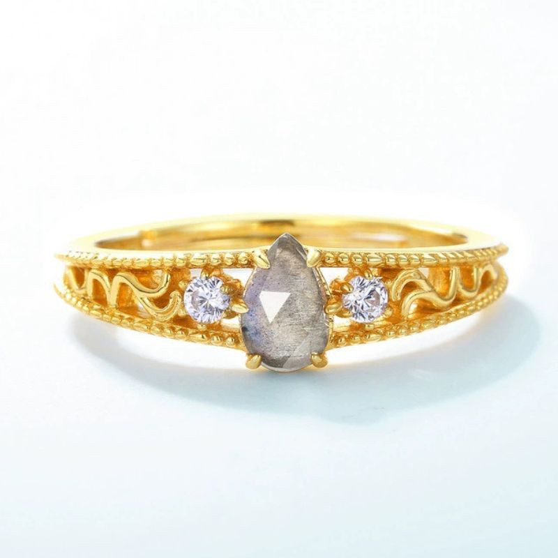 唐草模様のリング - ラブラドライトの神秘的な輝きに引き立つ　R384