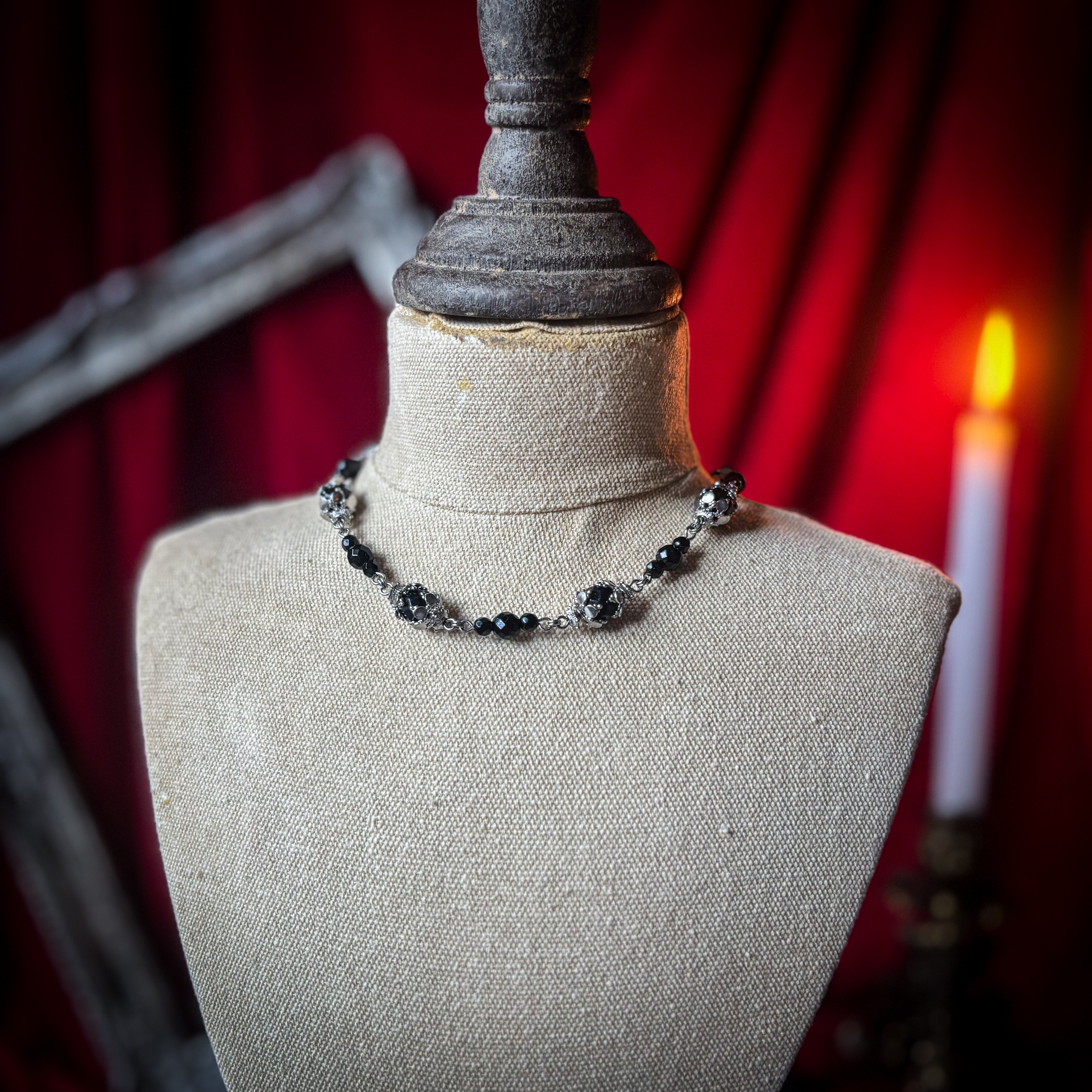 《供犠の首環（The Votive Collar）》