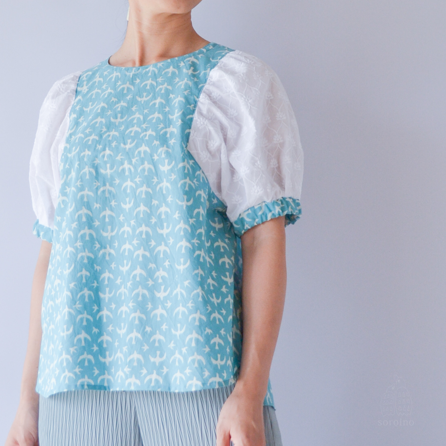 小鳥のブラウス｜空色＆白刺繍のバイカラー ブロックプリント 華奢見えするデザイン
