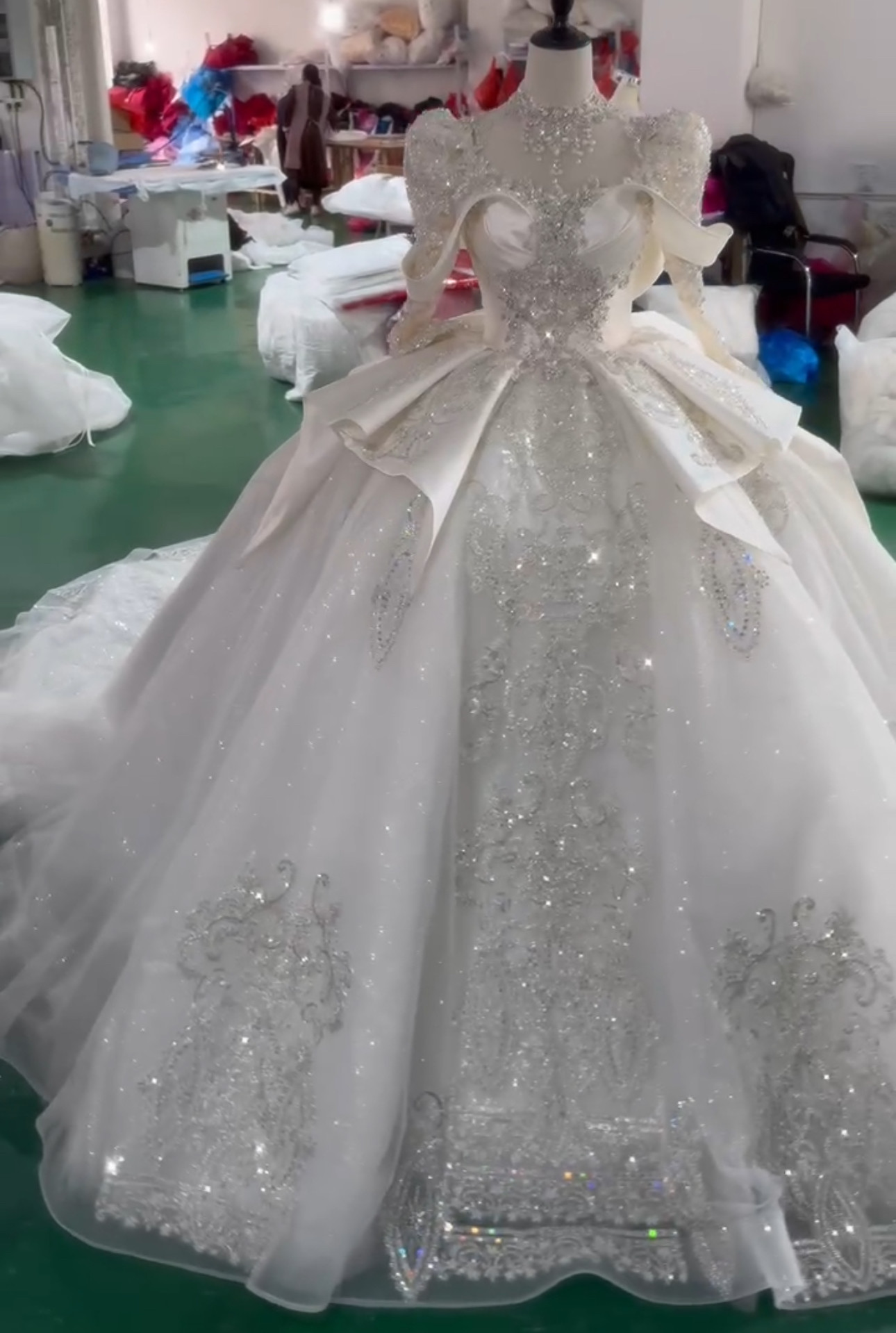 買わないと損　オフショルダー　サテン　チュール　キラキラ刺繍　シースルー長袖　イリュージョンネック編み上げ花嫁海外挙式