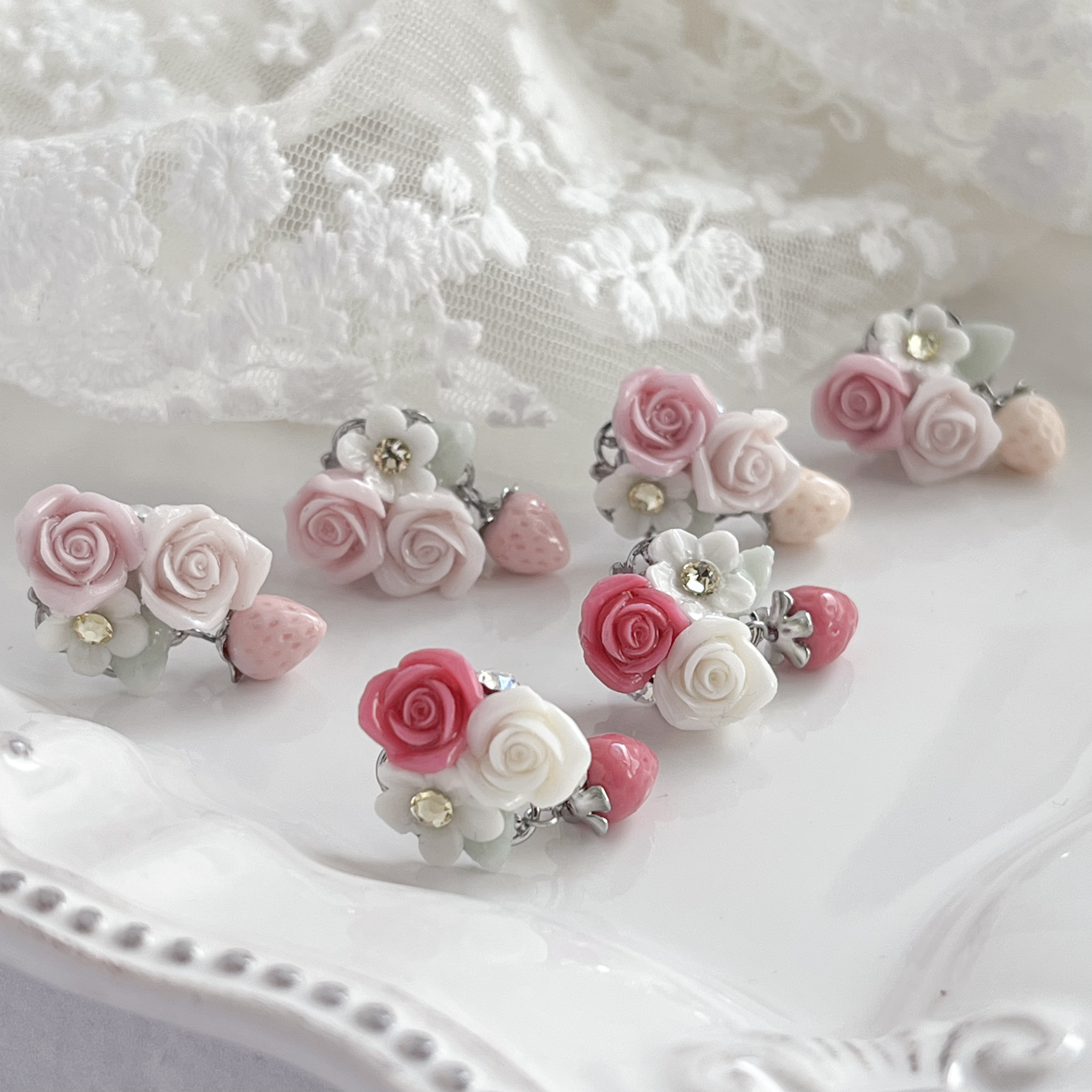 【3色】いちご 薔薇 キラキラ 苺 バラ ビジュー ゆらゆら ストロベリー ピアス 耳飾り 粘土 クレイ ステンレス