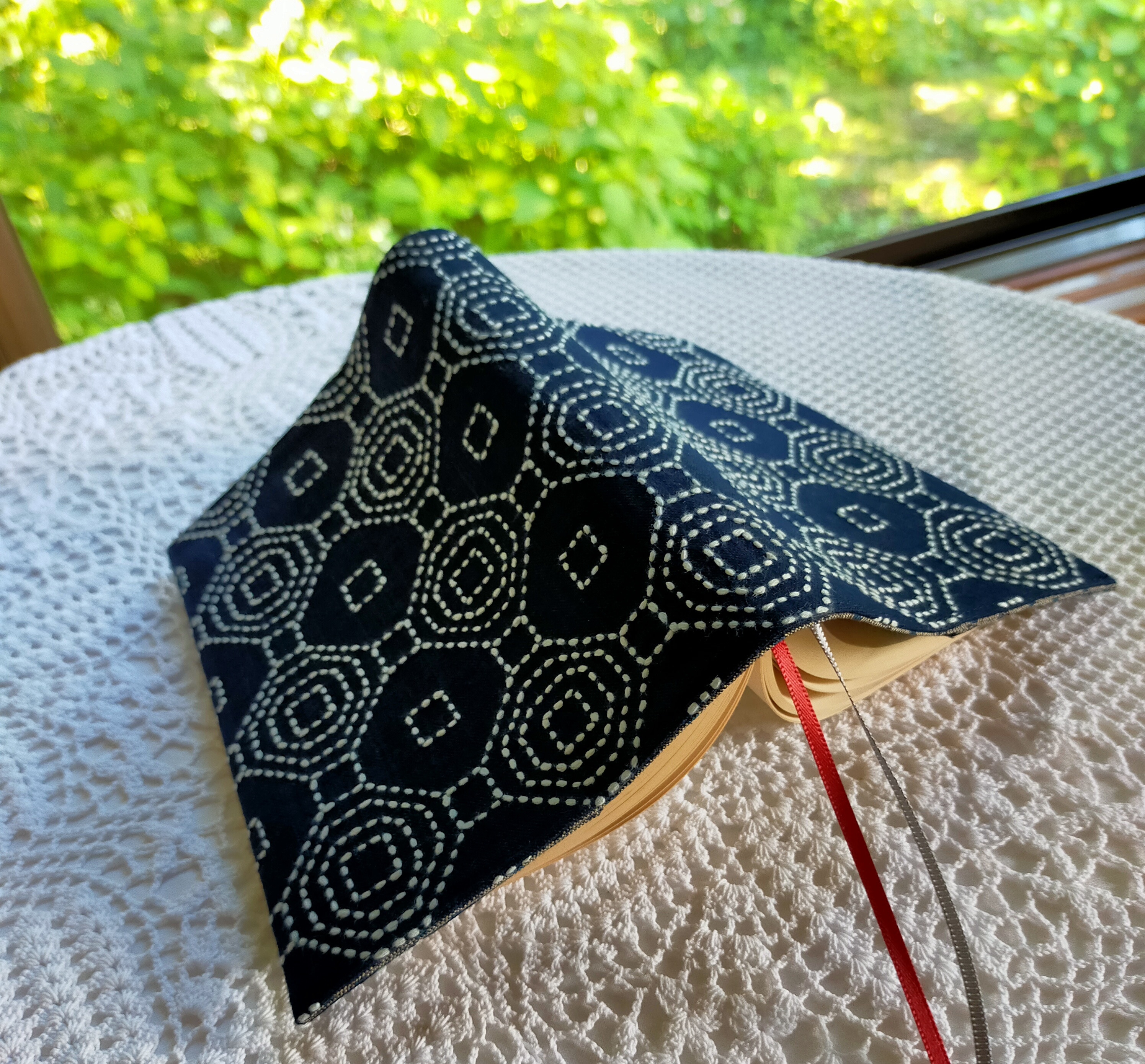 刺し子　ブックカバー（文庫)　　刺し子　正藍染紺色　蜀江模様