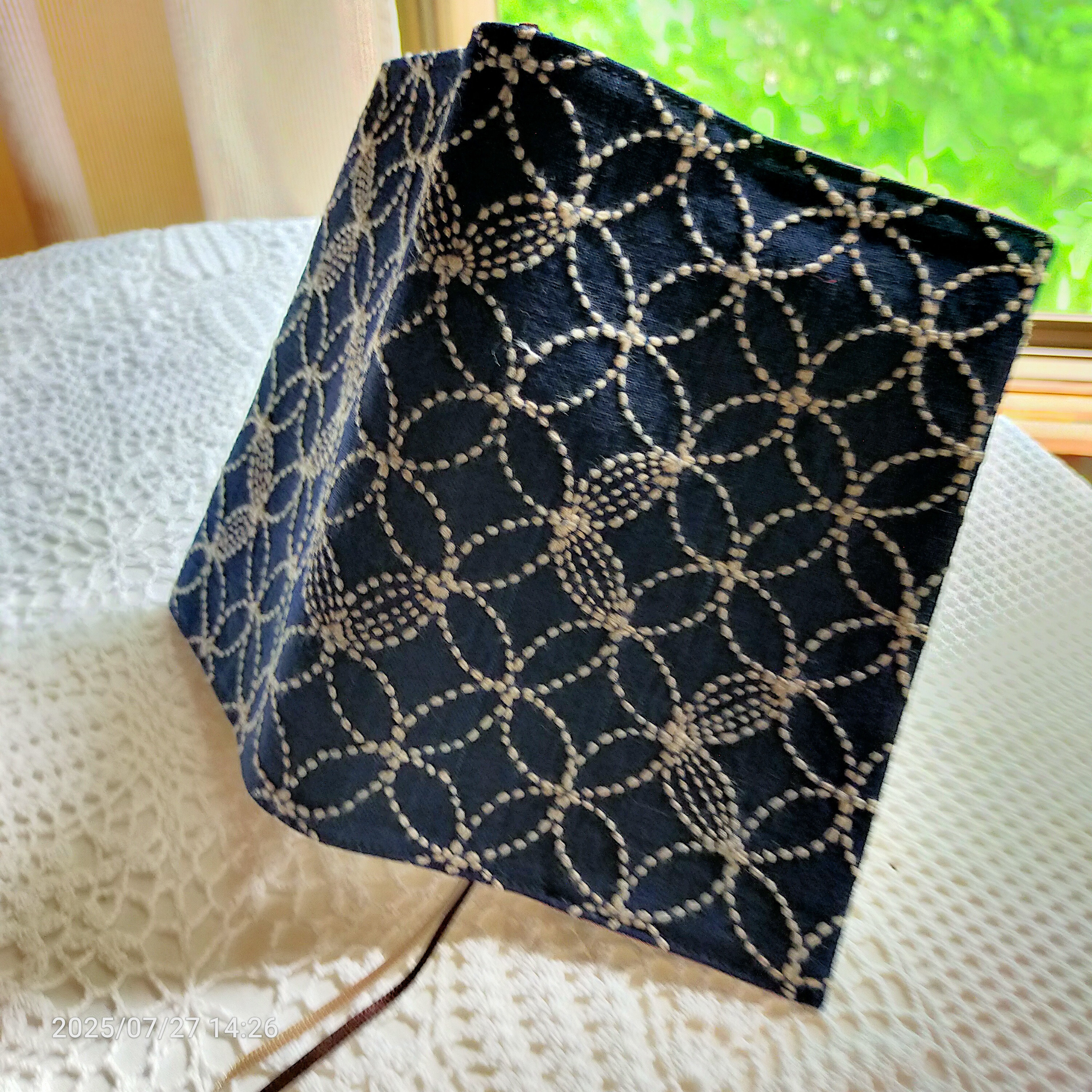 刺し子　ブックカバー（文庫)　　刺し子　正藍染紺色　七宝つなぎ模様アレンジ模様