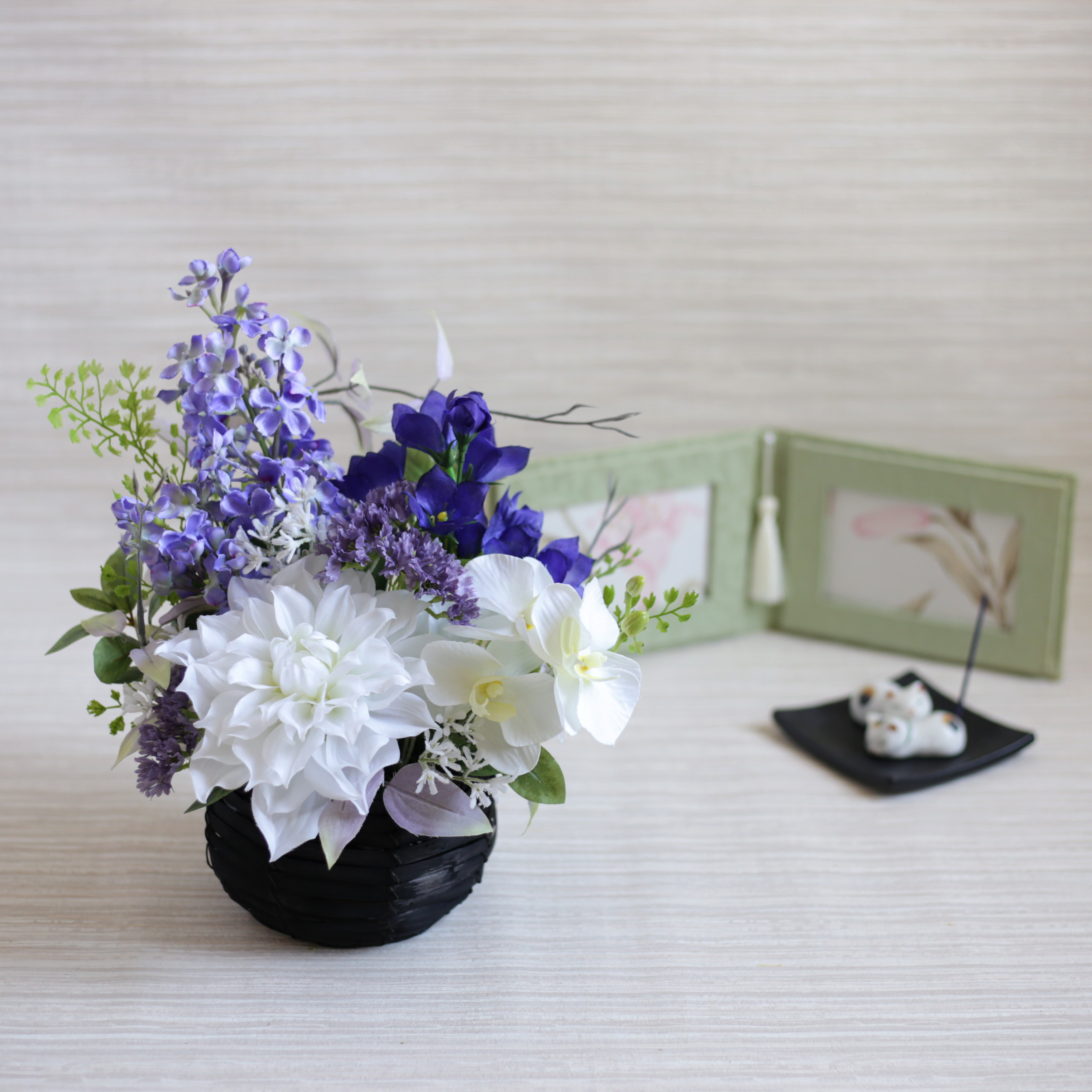 お供え向けバスケットアレンジ ダリア コチョウラン  お彼岸 仏花 お供え