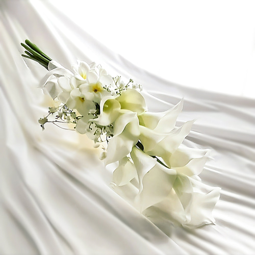 生花に見える】 カラー かすみ草 プルメ 白 ウェディングブーケ 造花