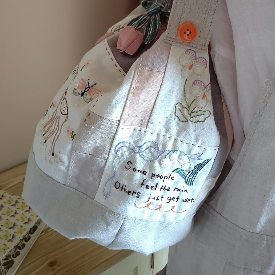 ころんと大きい刺繍巾着バッグ【 アニマル＆植物手刺繍　リネン・ショルダー・ノスタルジック】