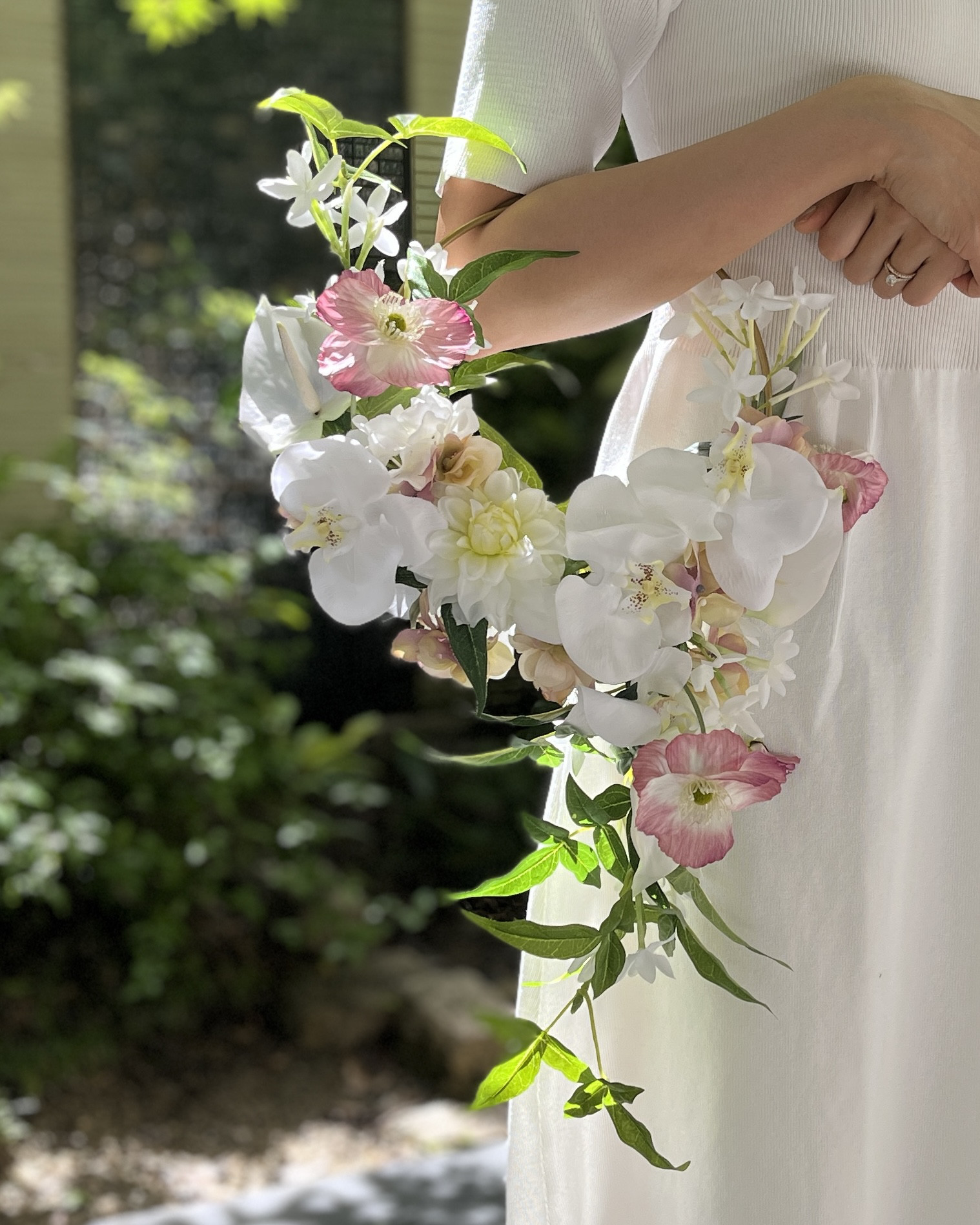 ウェディングブーケ｜ピンク × 白｜ Ronde Brise｜風に揺れる、小さな祝福のフープブーケ