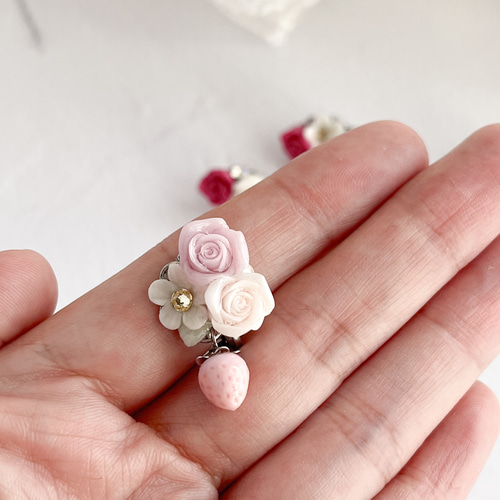薔薇ビジュー♡デコ手染めビーズ　ピアス/イヤリング✩.*˚ 3色】いちご 薔薇 キラキラ 苺 バラ ビジュー ゆらゆら ストロベリー