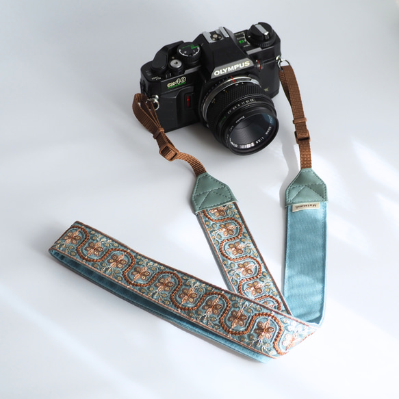 【ウェーブフラワー】ターコイズブルー　カメラストラップ　インド刺繍　帆布 2枚目の画像