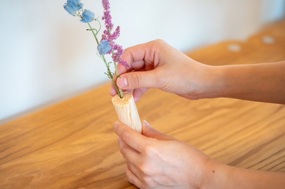 【NEW】紙木と花（しきとはな）Long 丨0.2mmの薄さに削った信州アカマツが織りなす花の器 4枚目の画像