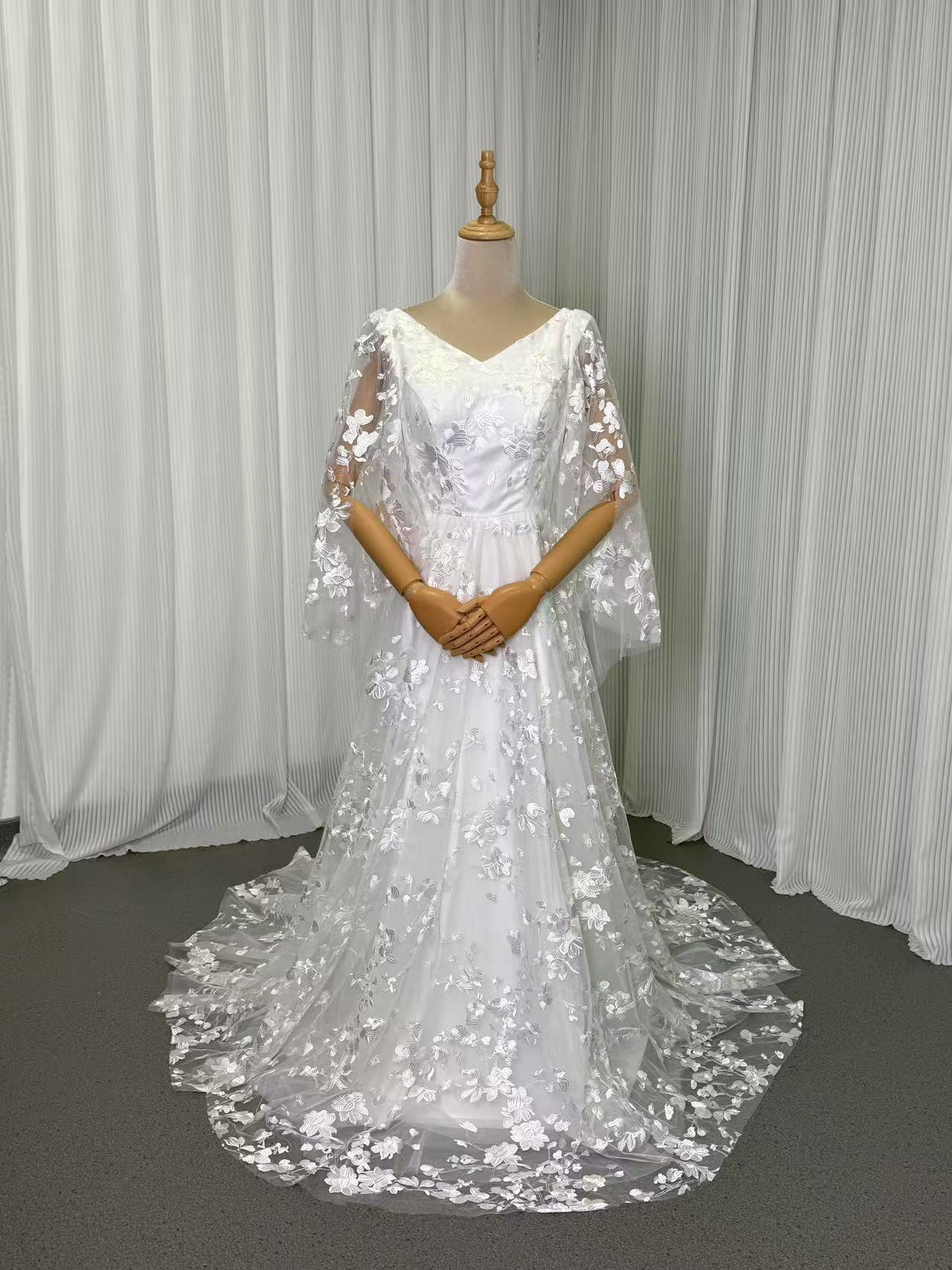 送料無料！ウェディングドレス Vネックドレス ふわふわ袖 ファスナー 贅沢な総レース  Aライン 結婚式 オフホワイト