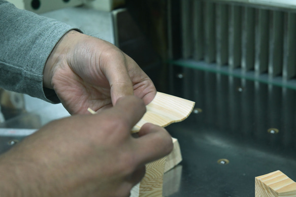 【NEW】紙木と花（しきとはな）Short 丨0.2mmの薄さに削った信州アカマツが織りなす花の器 9枚目の画像