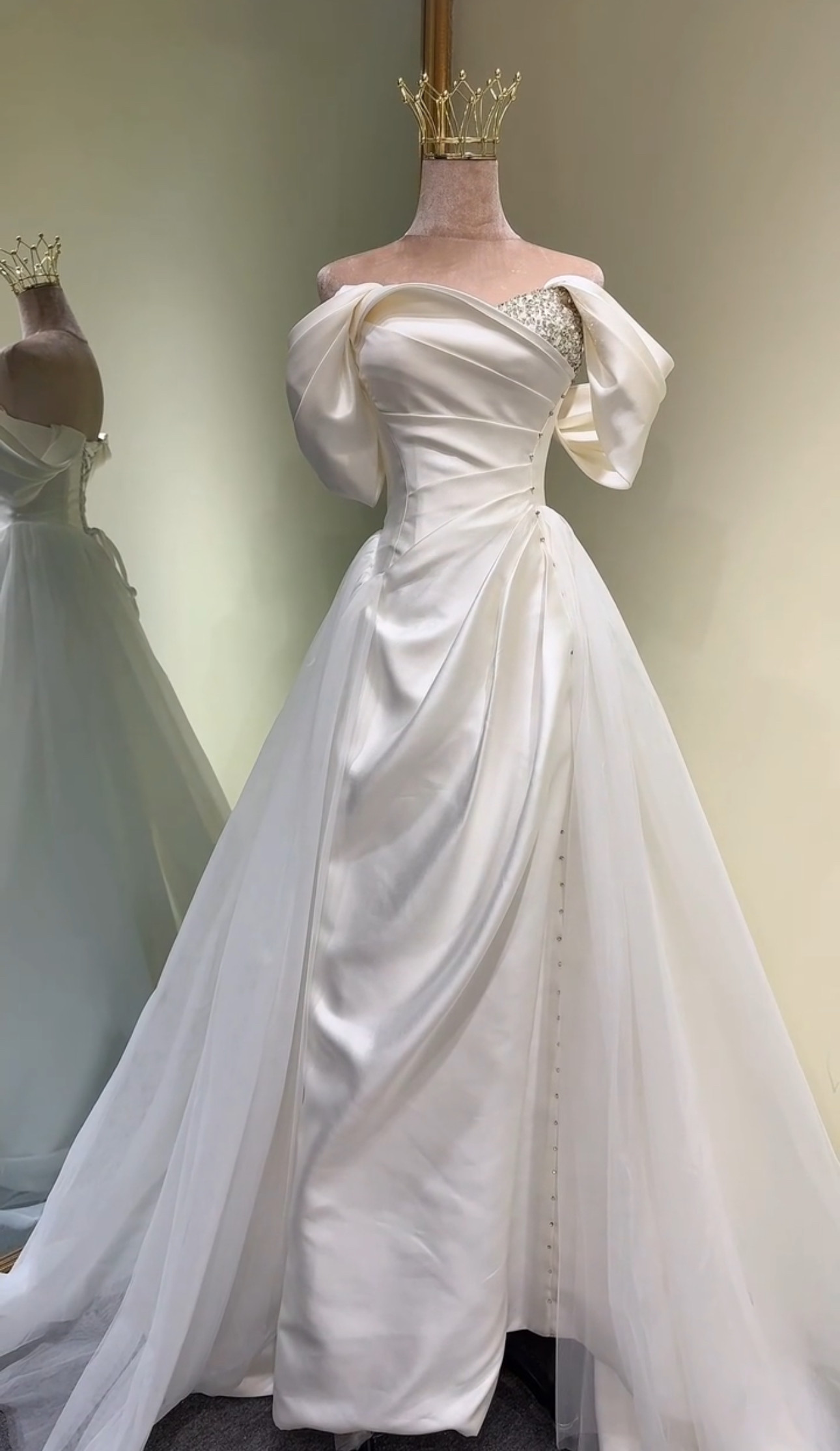 セール　オフショルダー　ストーン　オーバースカート　光沢サテン　チュール　オフホワイト　二の腕カバー　シンプル挙式フリル