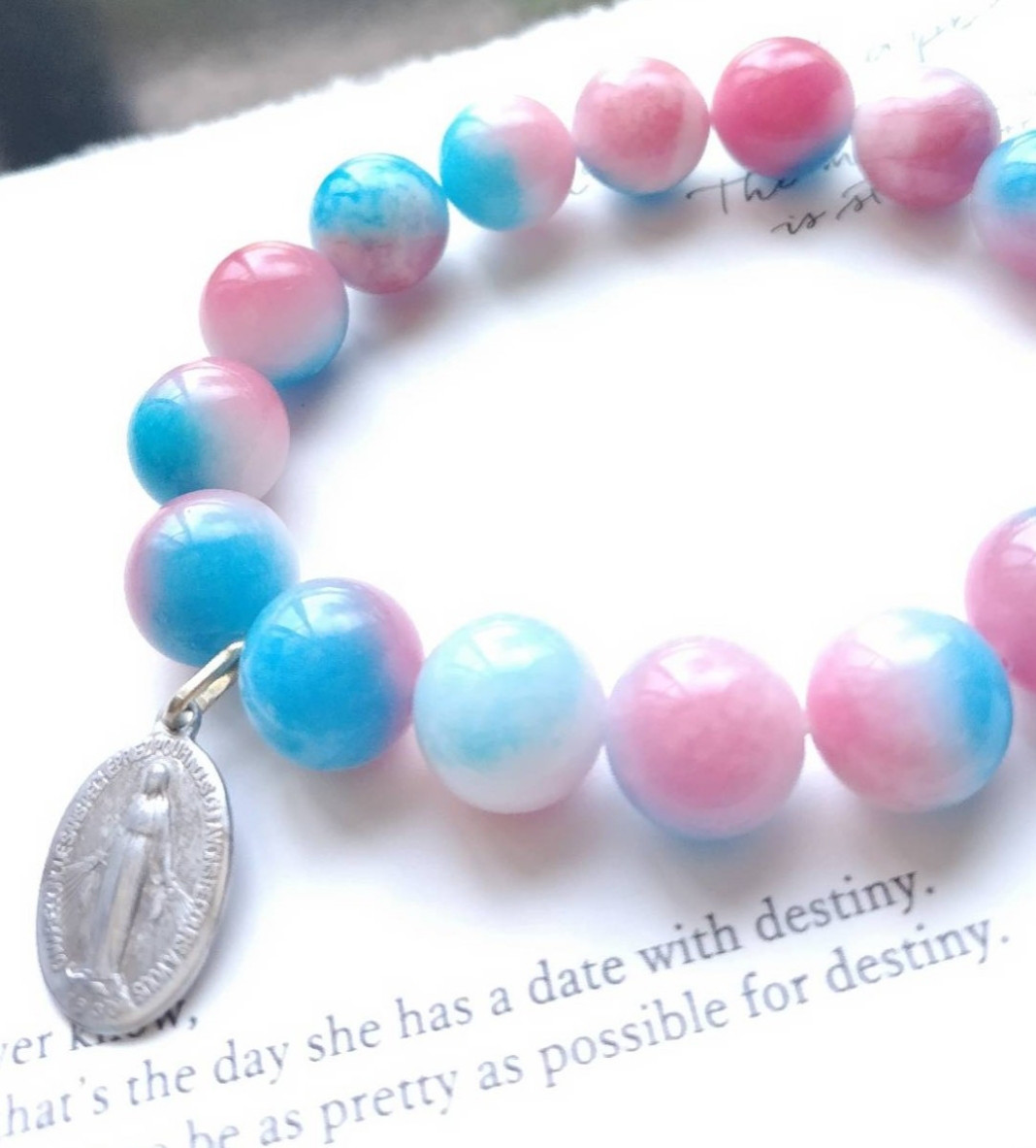 おメダイの付いた　キャンディーカラージェイドのブレスレット　天然石　12mm