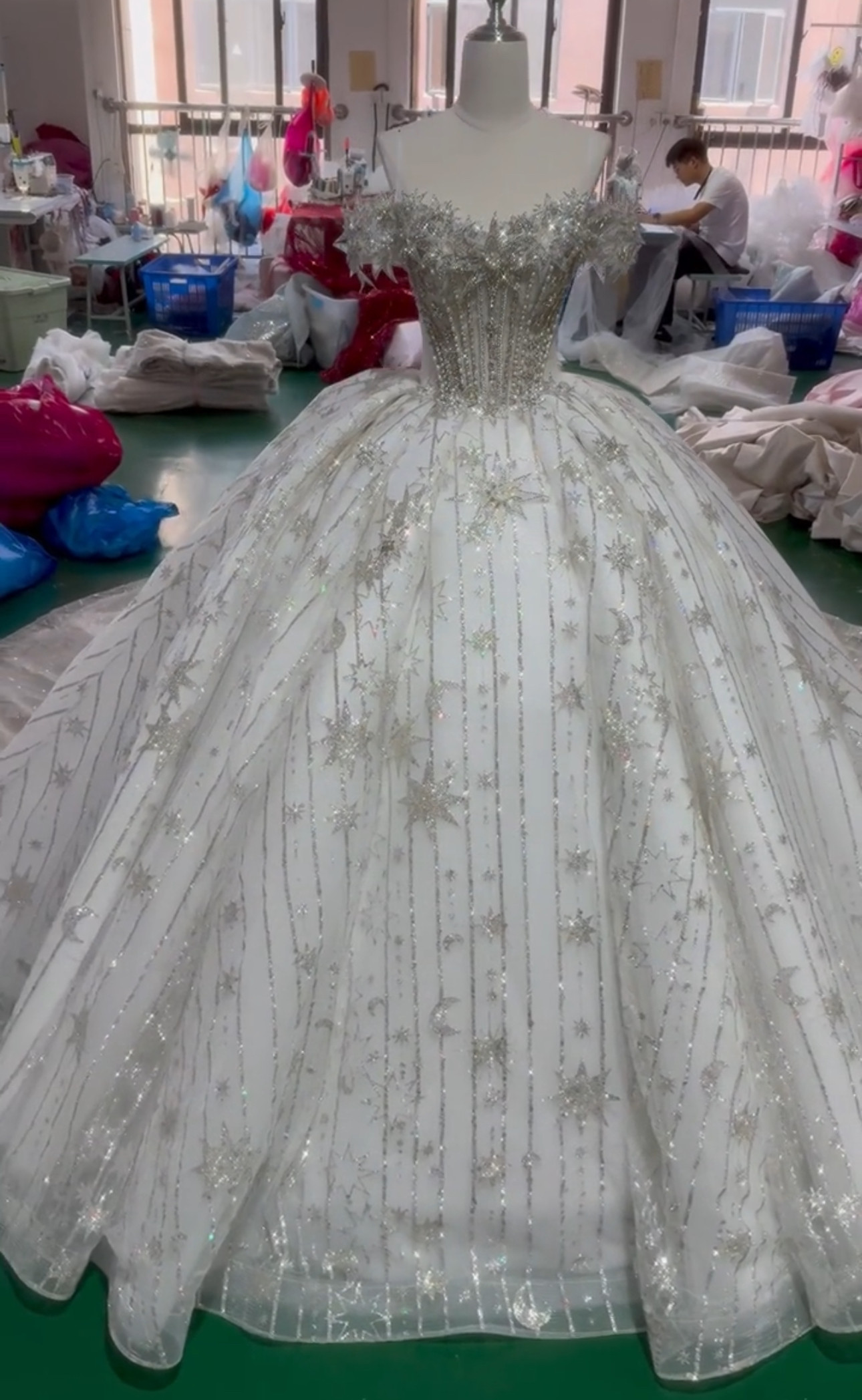 買わないと損　目立つ　星柄　オフショルダー　キラキラスカート　ラメ入り　Princess 二の腕を隠せる　結婚式チュール