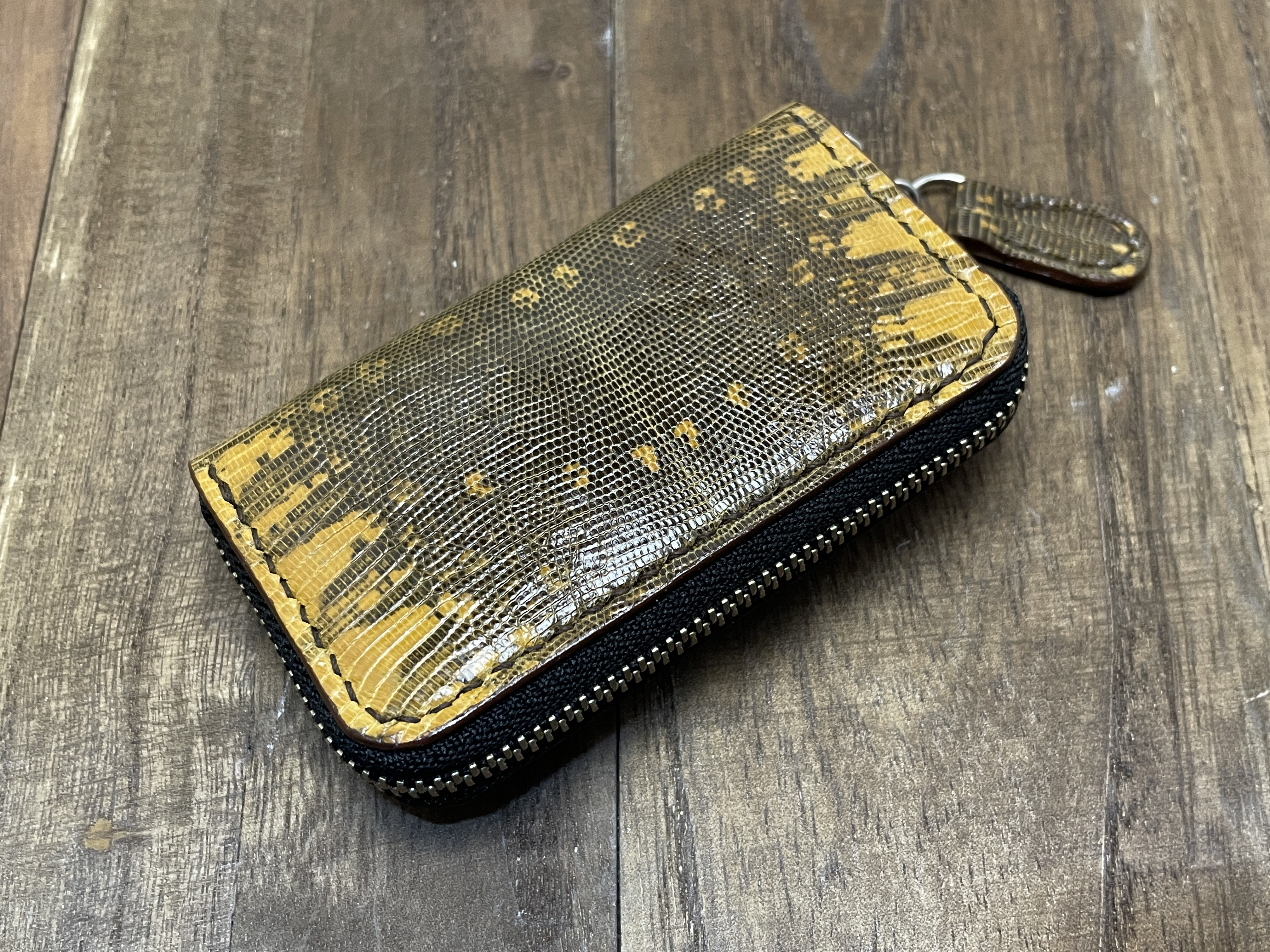 リングマークリザードのラウンドファスナーキーケース