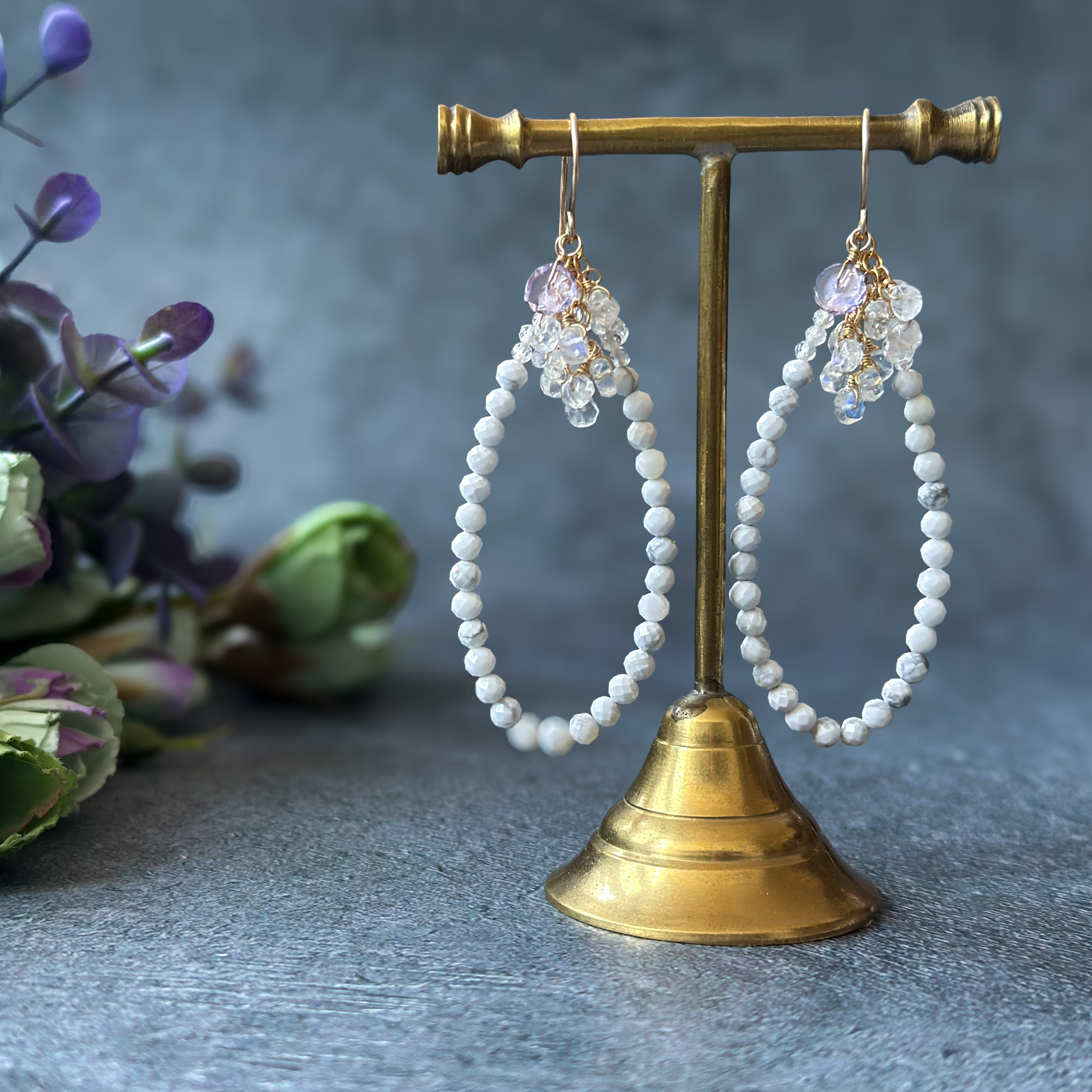 14kgf *ハウライトとレインボームーンストーンのたゆたうフープロングピアス／イヤリング*