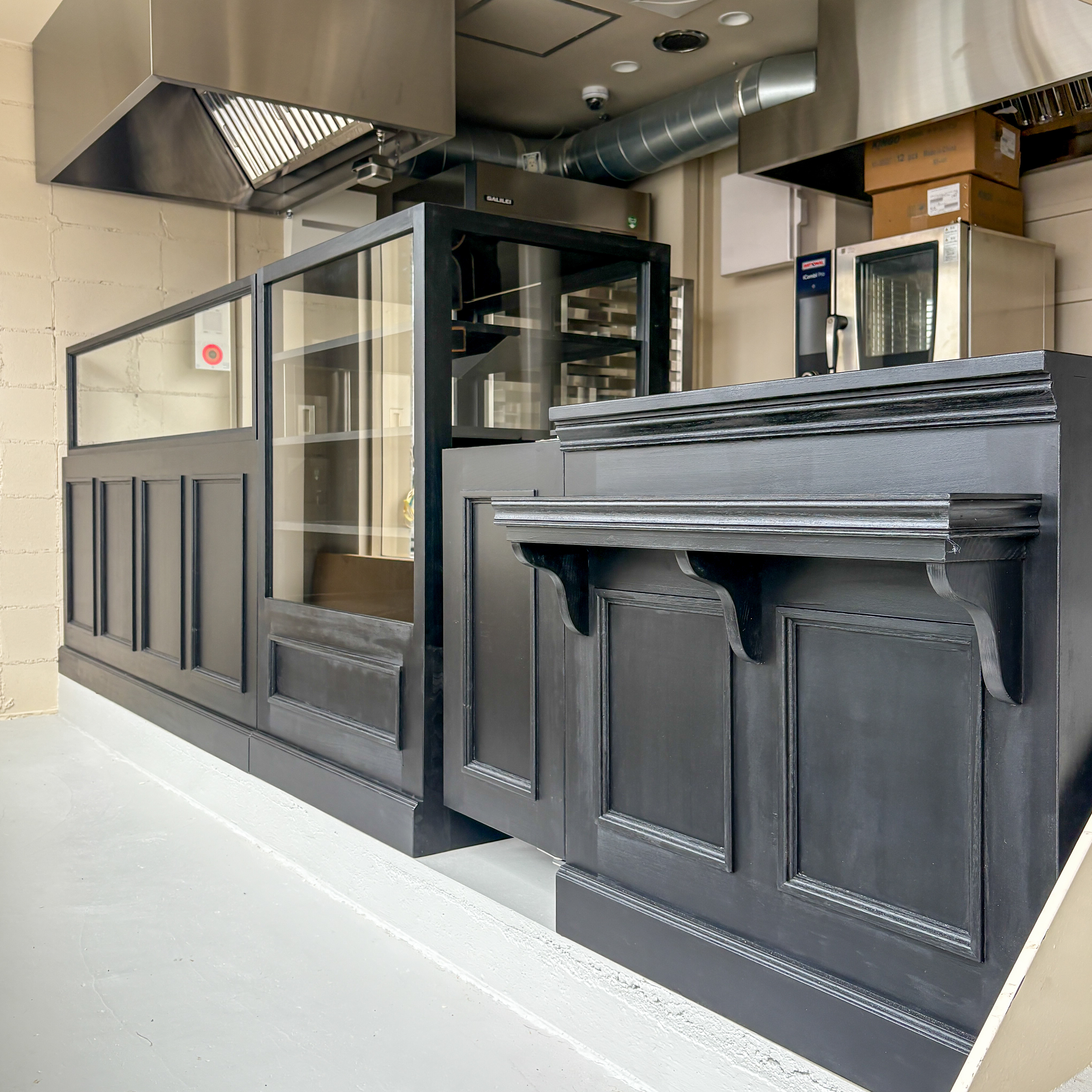 ドーナツ屋さん向けレジカウンターセット（W3900ブラック）レジ台＋スイングドア＋ガラスショーケース＋フライヤー台