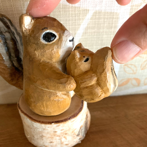 シマリスの親子 木彫 置物 森 リス 彫刻 ボウケンノトビラ 通販