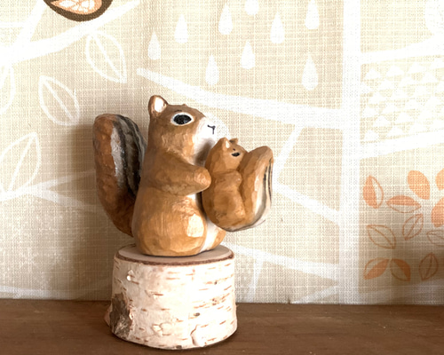 シマリスの親子 木彫 置物 森 リス 彫刻 ボウケンノトビラ 通販
