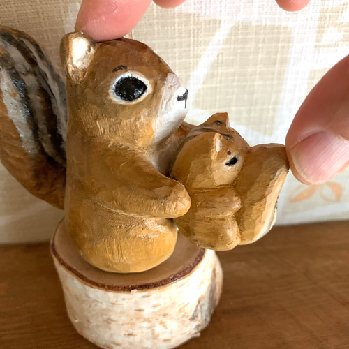 シマリスの親子 木彫 置物 森 リス 彫刻 ボウケンノトビラ 通販