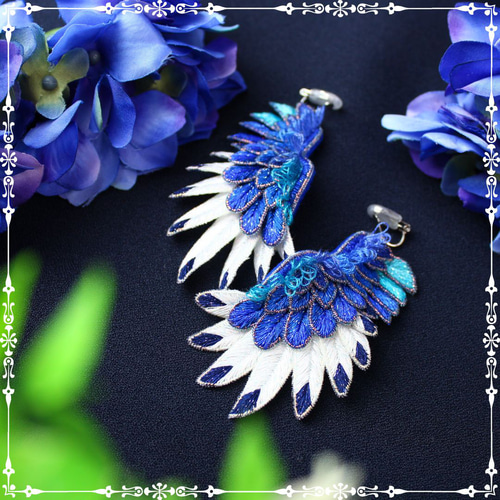 NEW/受注制作】立体刺繍/鳥の羽根＊翼イヤリング/ピアス(カササギ