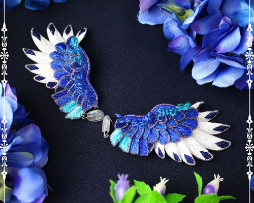 NEW/受注制作】立体刺繍/鳥の羽根＊翼イヤリング/ピアス(カササギ