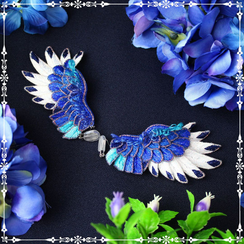 NEW/受注制作】立体刺繍/鳥の羽根＊翼イヤリング/ピアス(カササギ