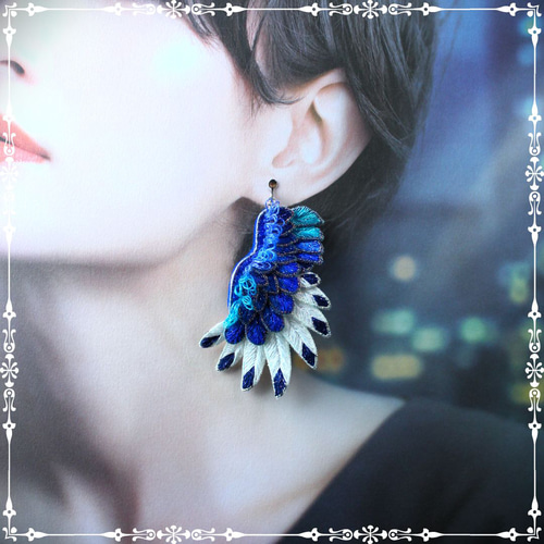 NEW/受注制作】立体刺繍/鳥の羽根＊翼イヤリング/ピアス(カササギ